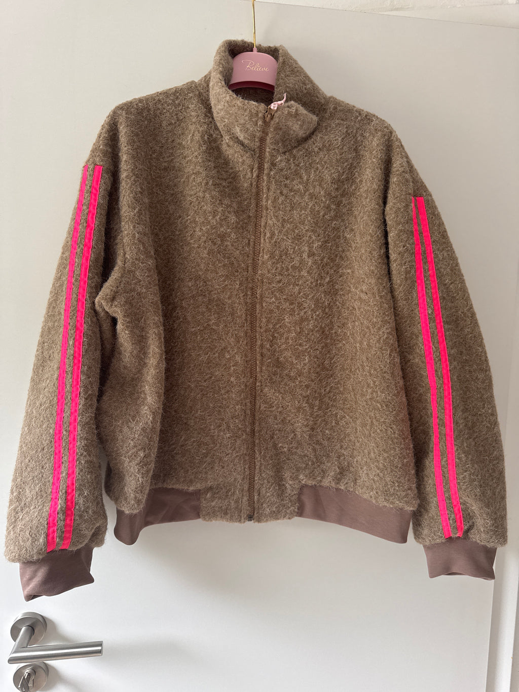 Kuscheljacke mit Seitenstreifen