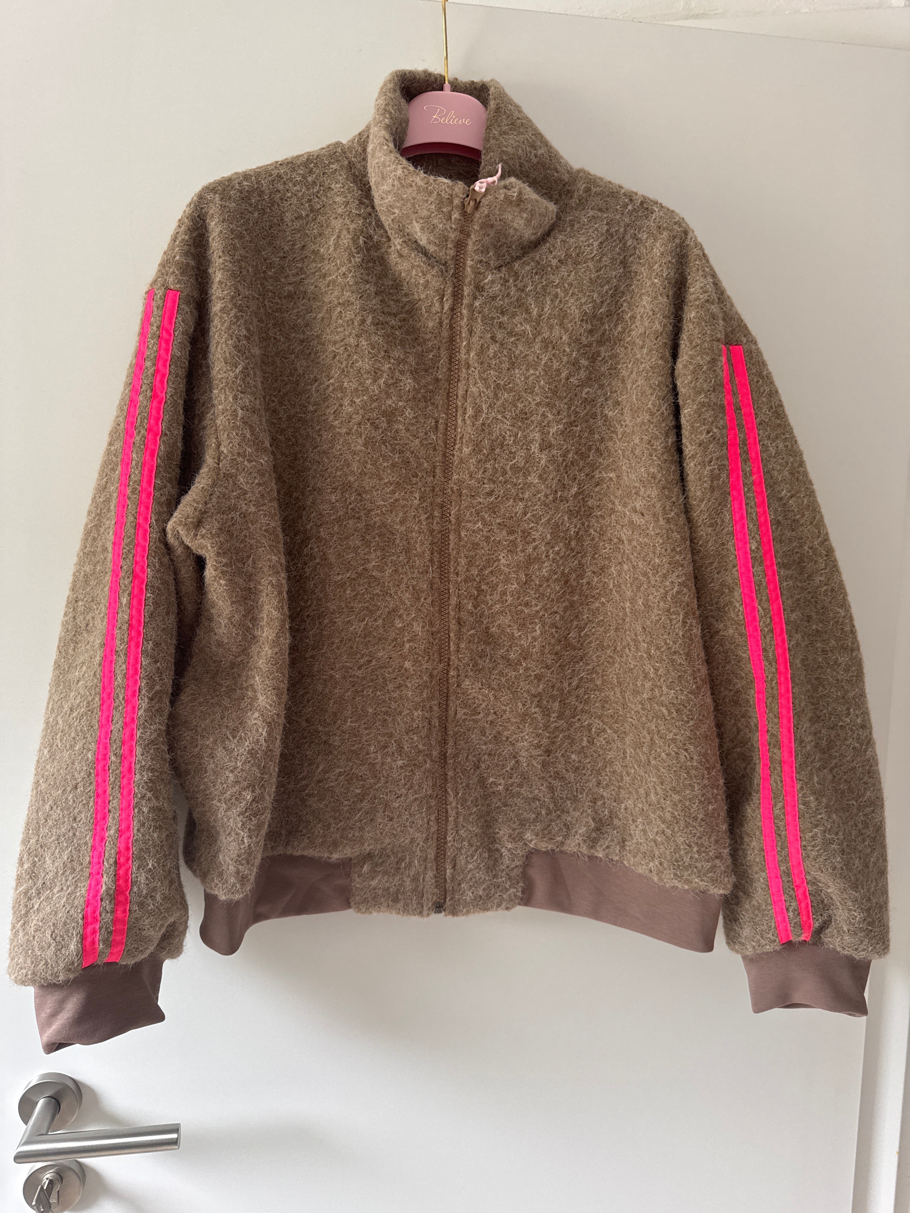 Kuscheljacke mit Seitenstreifen