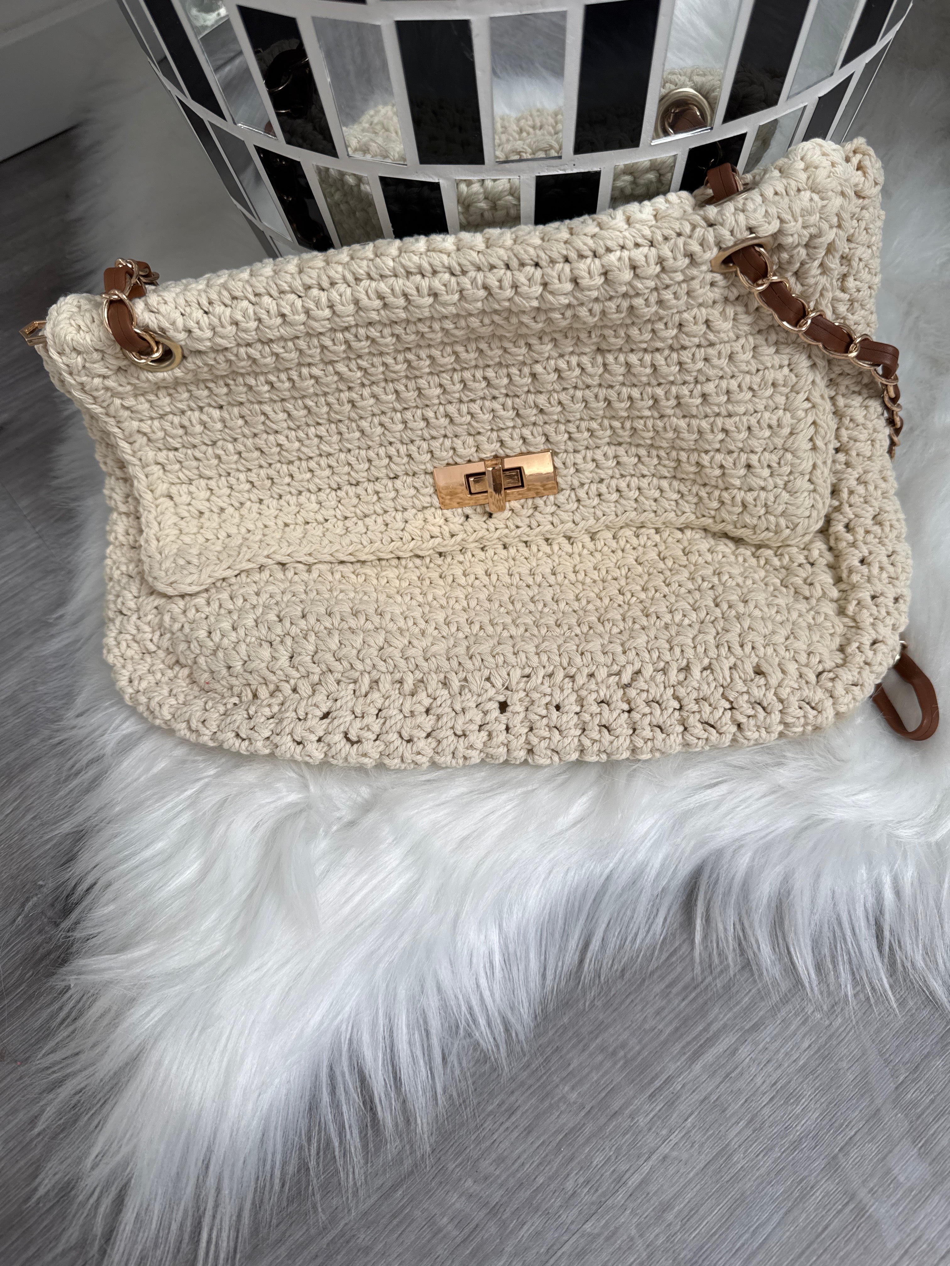 Stylische Häkeltasche mit Kettenriemen
