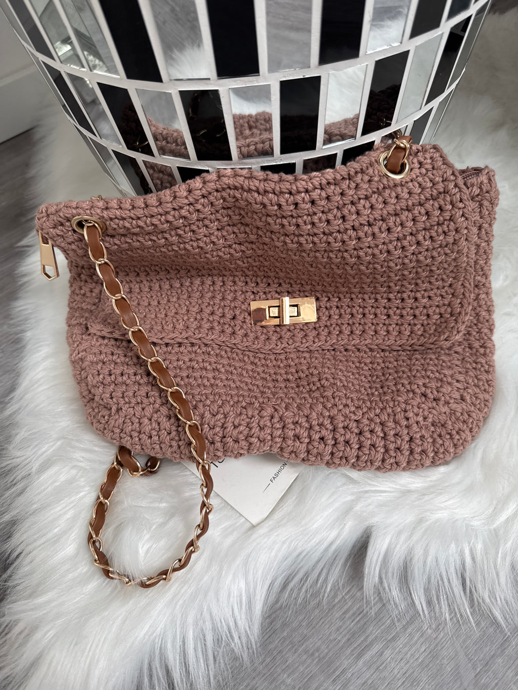 Stylische Häkeltasche mit Kettenriemen