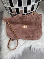 Stylische Häkeltasche mit Kettenriemen
