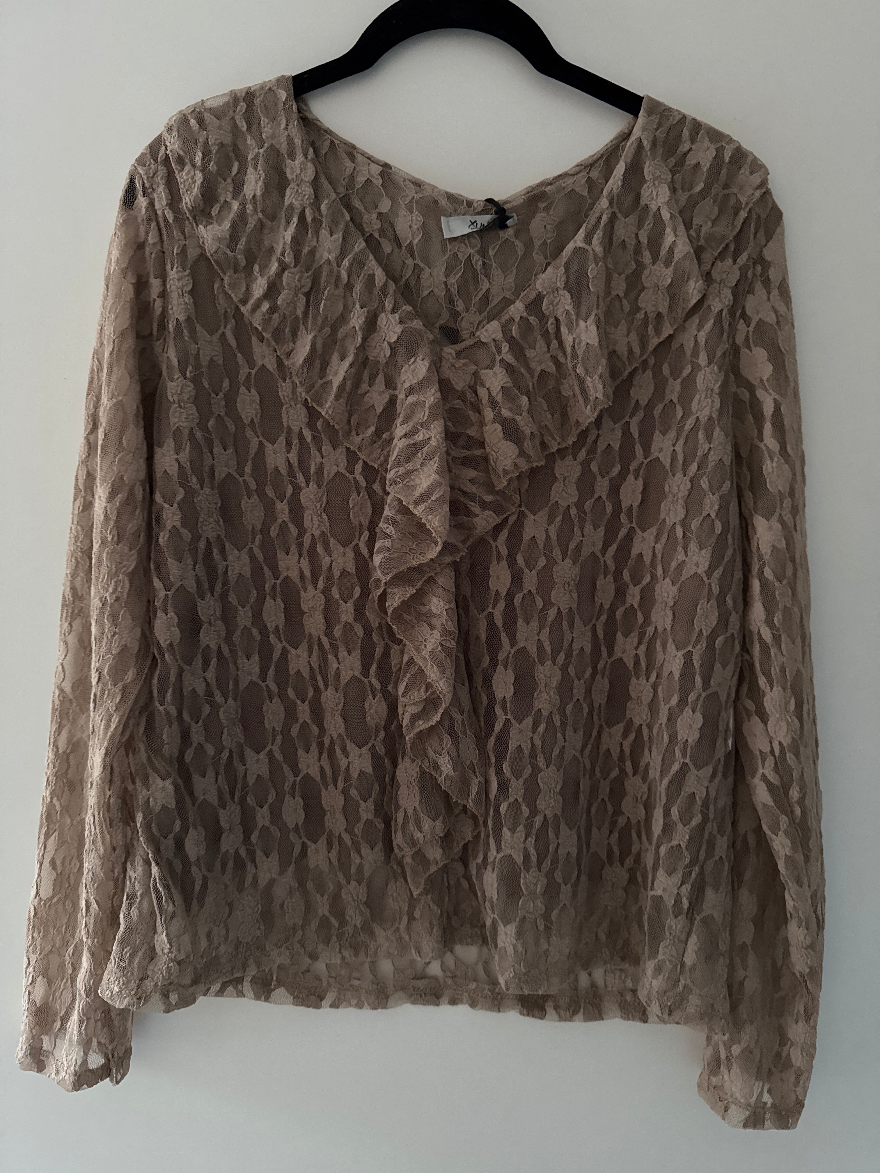 Spitzenbluse mit Rüschen