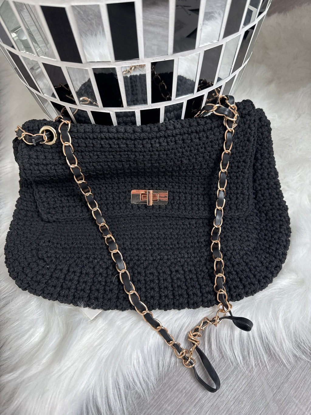 Stylische Häkeltasche mit Kettenriemen