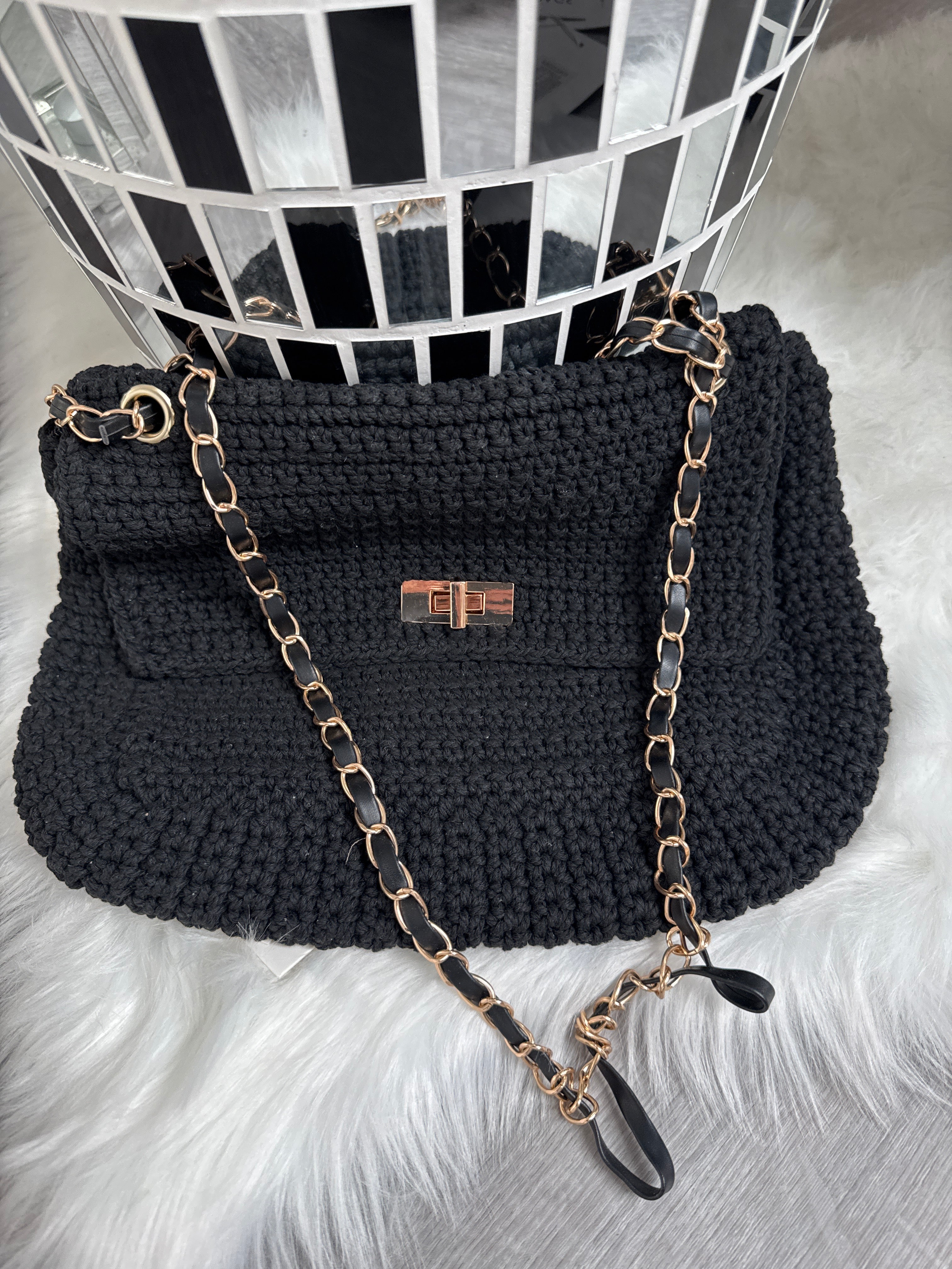 Stylische Häkeltasche mit Kettenriemen