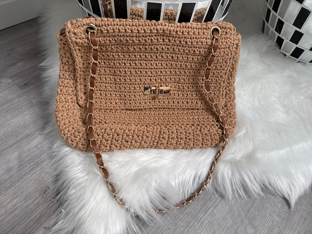 Stylische Häkeltasche mit Kettenriemen