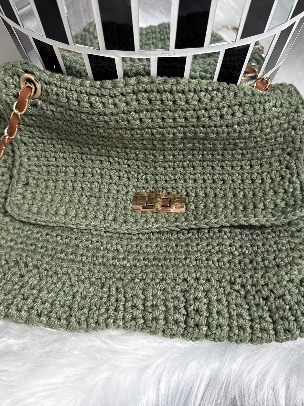 Stylische Häkeltasche mit Kettenriemen