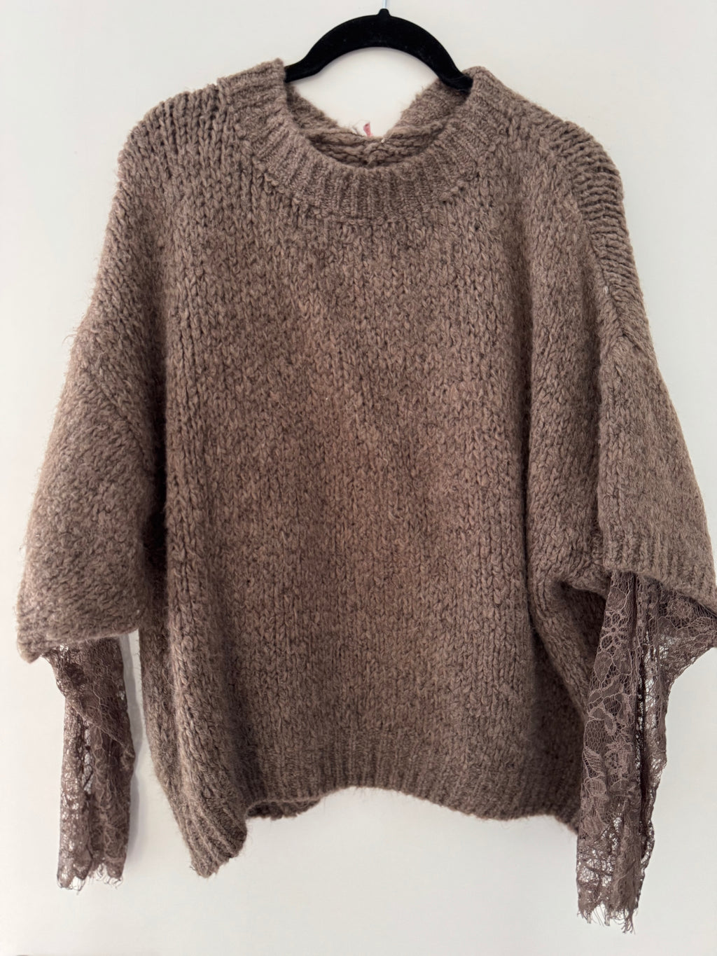 Strickpulli mit Spitzeneinsatz