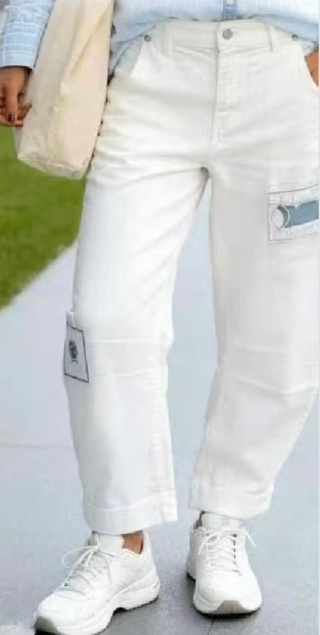 Weiße Bottel Jeans mit Patch