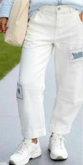 Weiße Bottel Jeans mit Patch