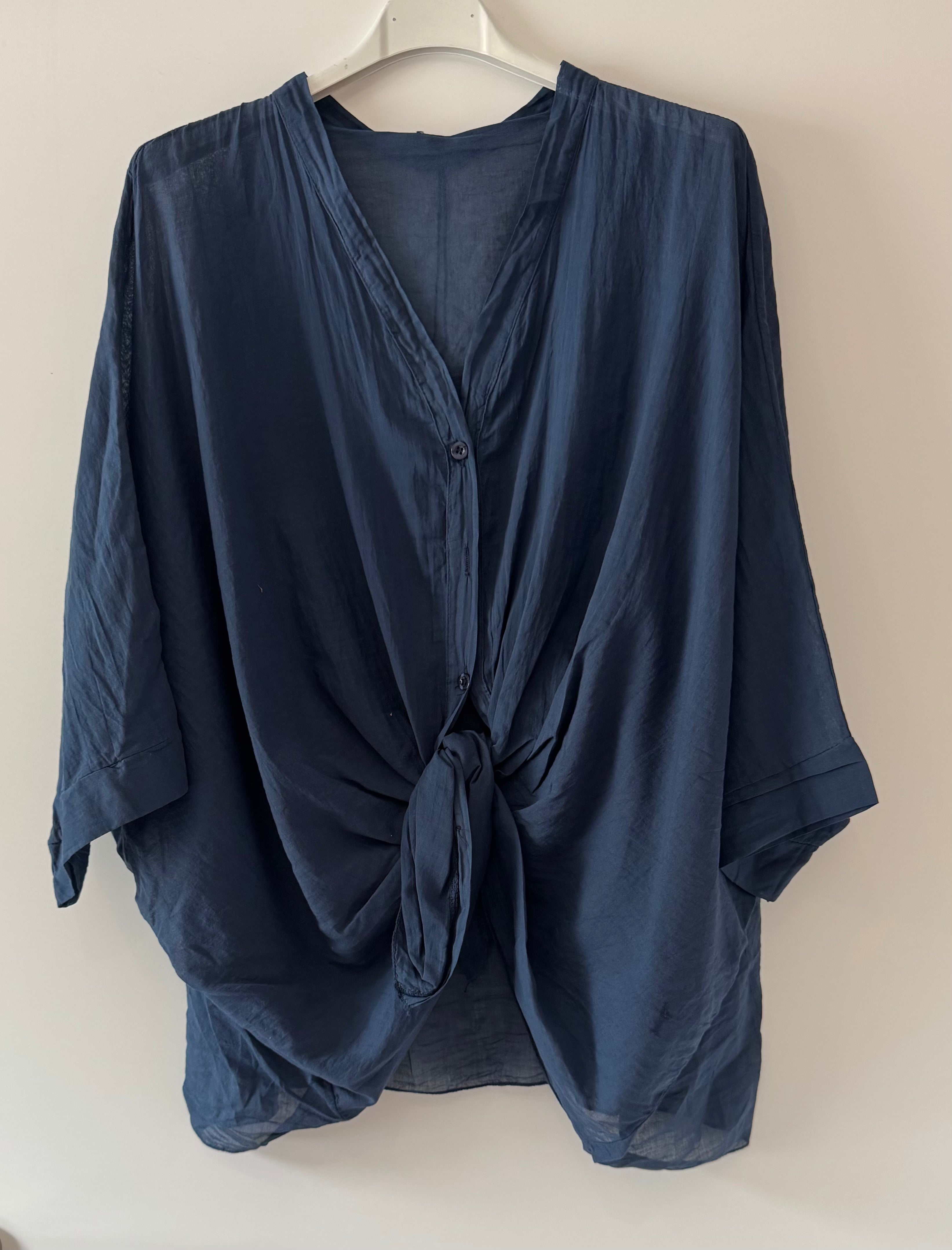 Leichte Baumwollbluse geknotet