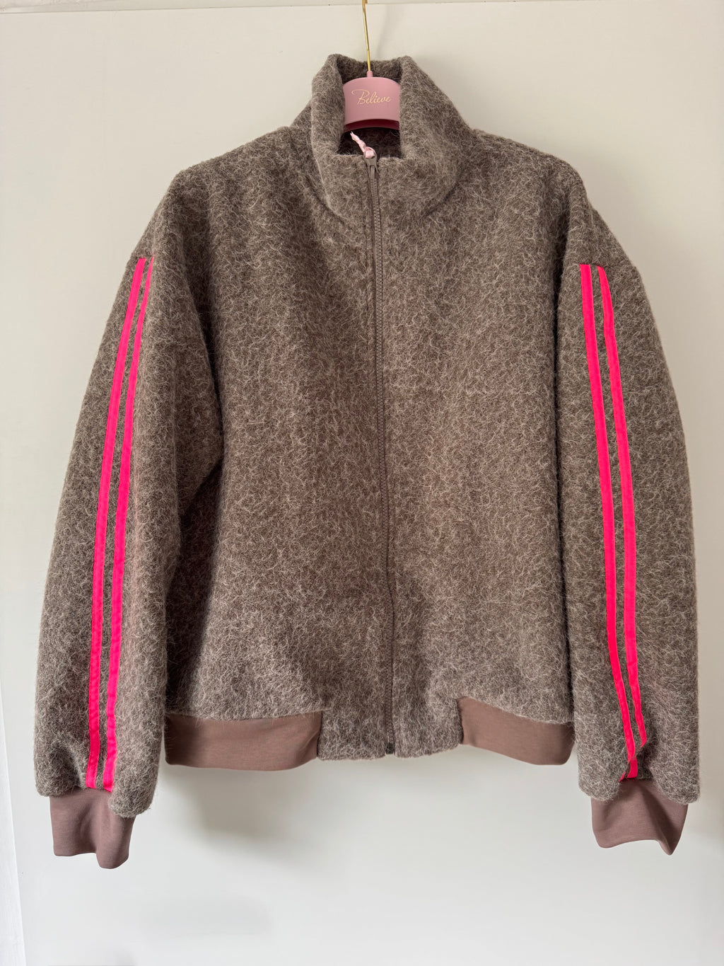 Kuscheljacke mit Seitenstreifen