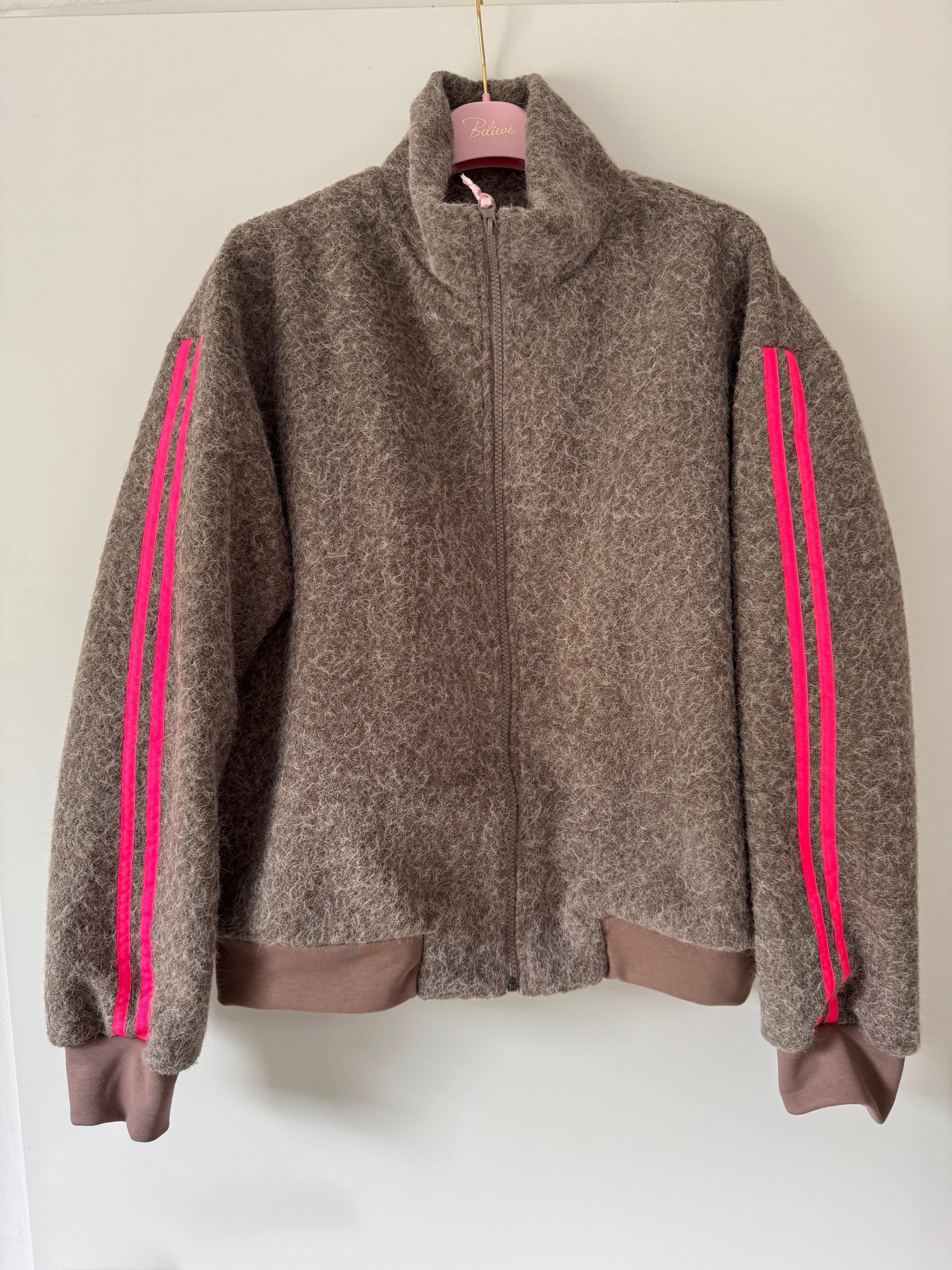 Kuscheljacke mit Seitenstreifen