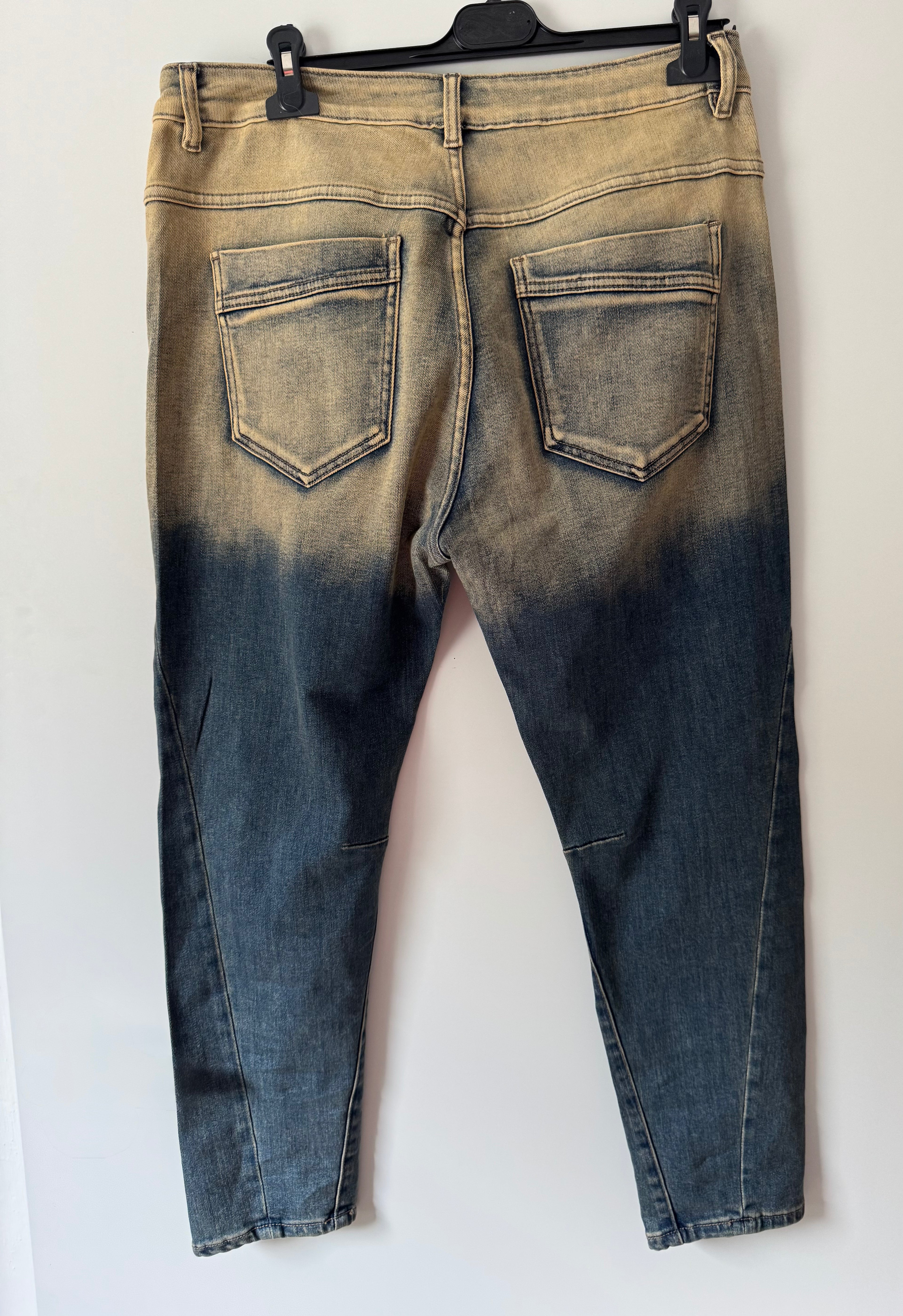 Leo Glam Jeans – Statement Denim mit Glitzersteinen