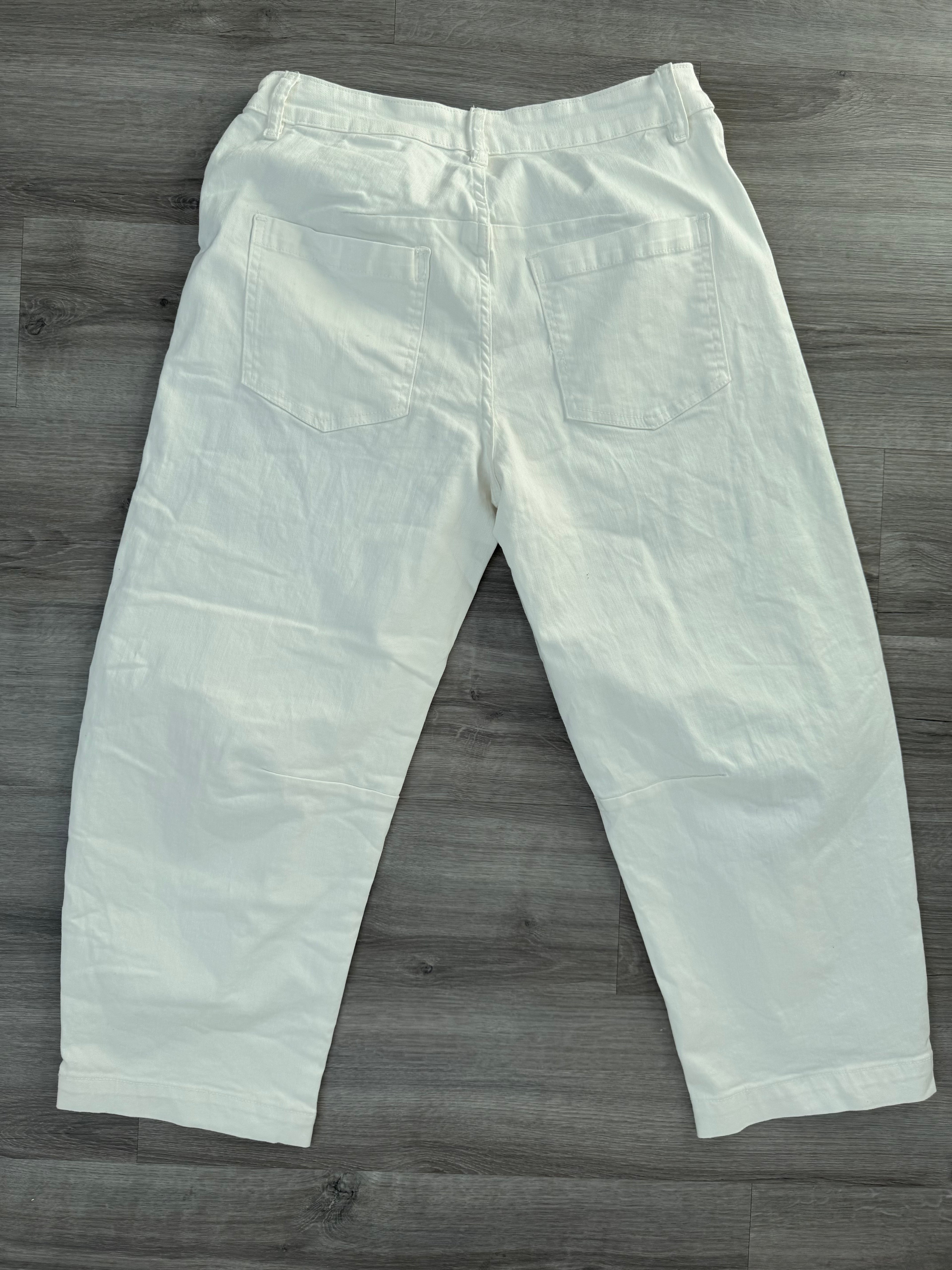 Weiße Bottel Jeans mit Patch