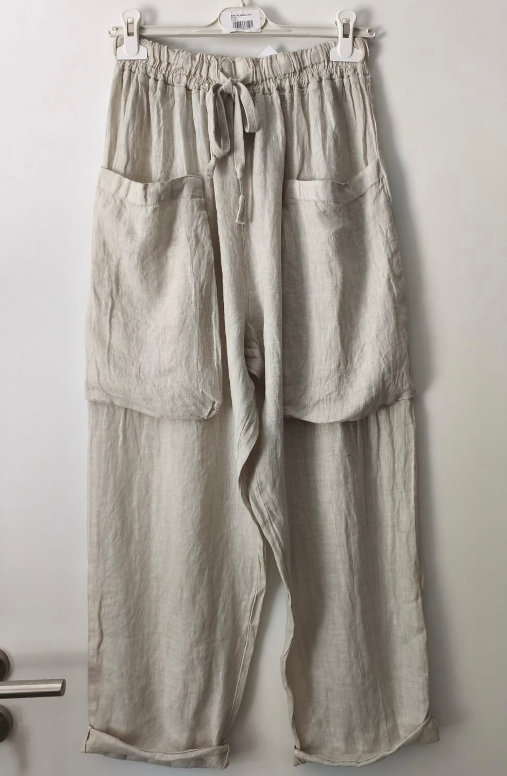 Weite Leinenhose mit aufgesetzten Taschen