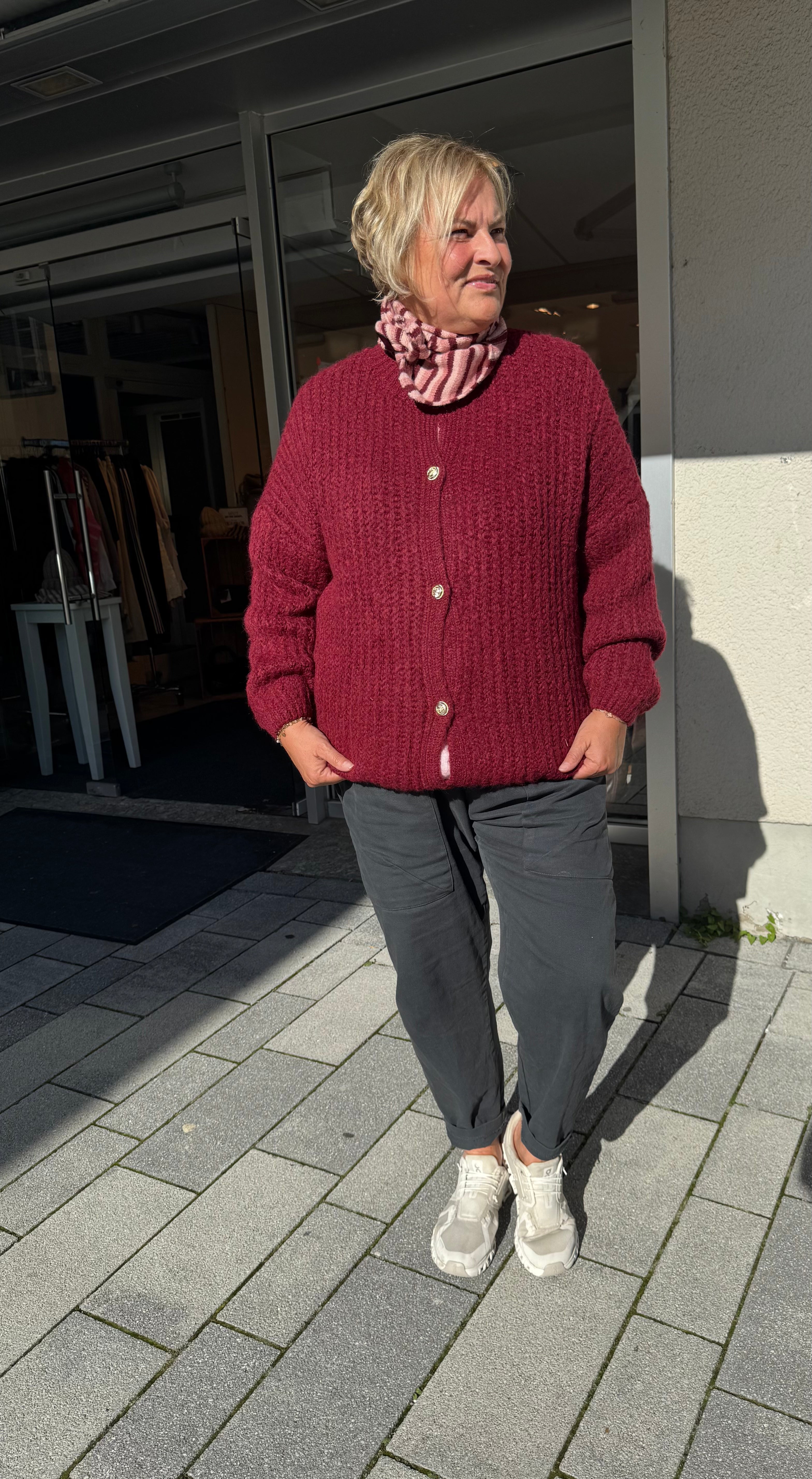 Strickweste mit Goldknöpfen