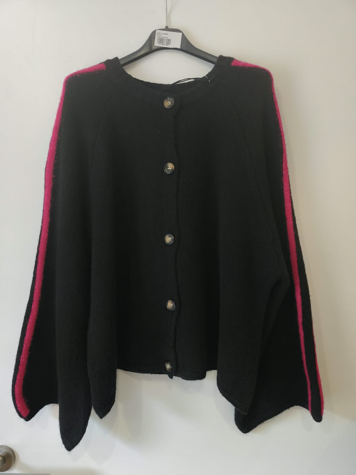 Strickjacke mit Kontraststreifen
