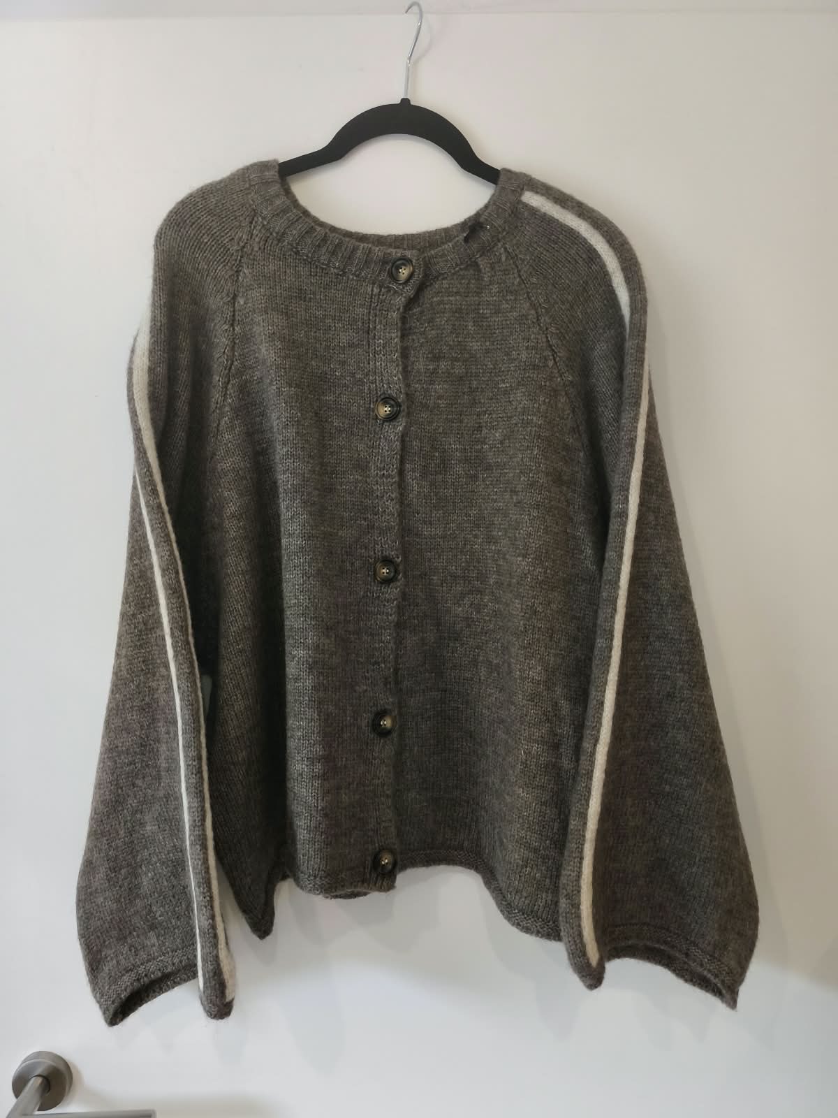 Strickjacke mit Kontraststreifen