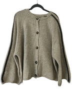 Strickjacke mit Kontraststreifen