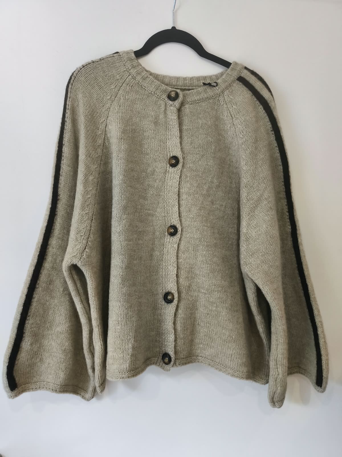 Strickjacke mit Kontraststreifen