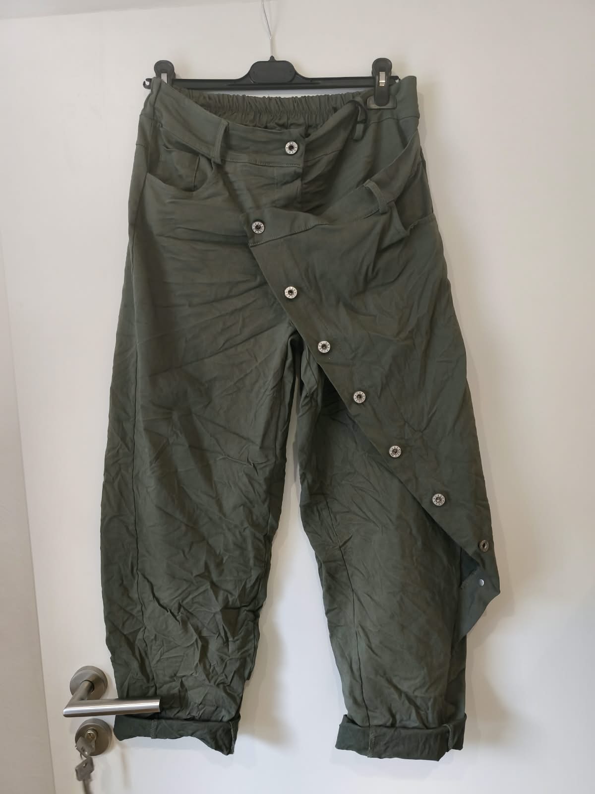 Baggy Jogpant mit schräger Knopfleiste