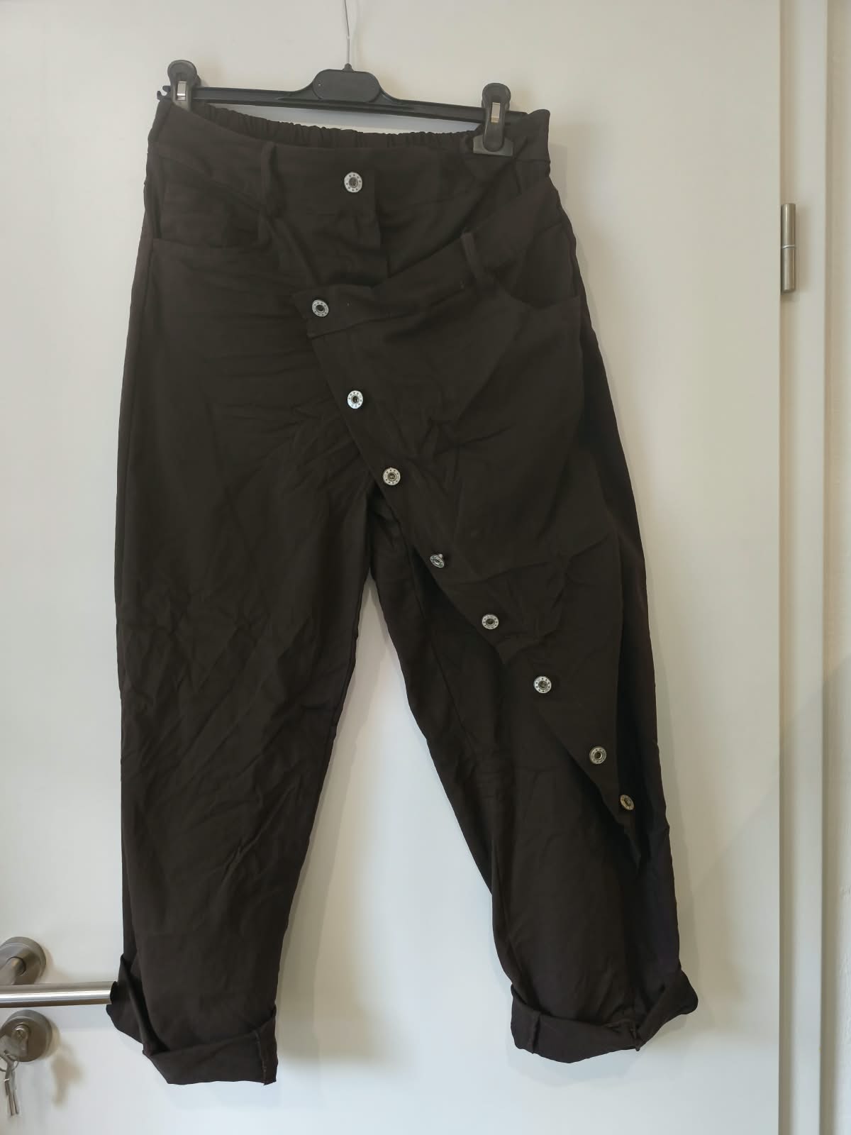 Baggy Jogpant mit schräger Knopfleiste