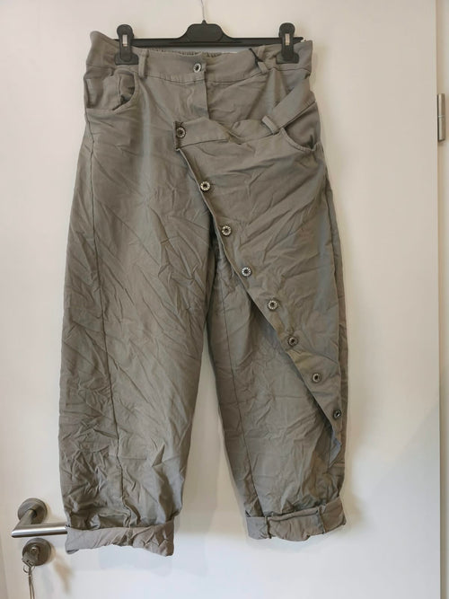 Baggy Jogpant mit schräger Knopfleiste