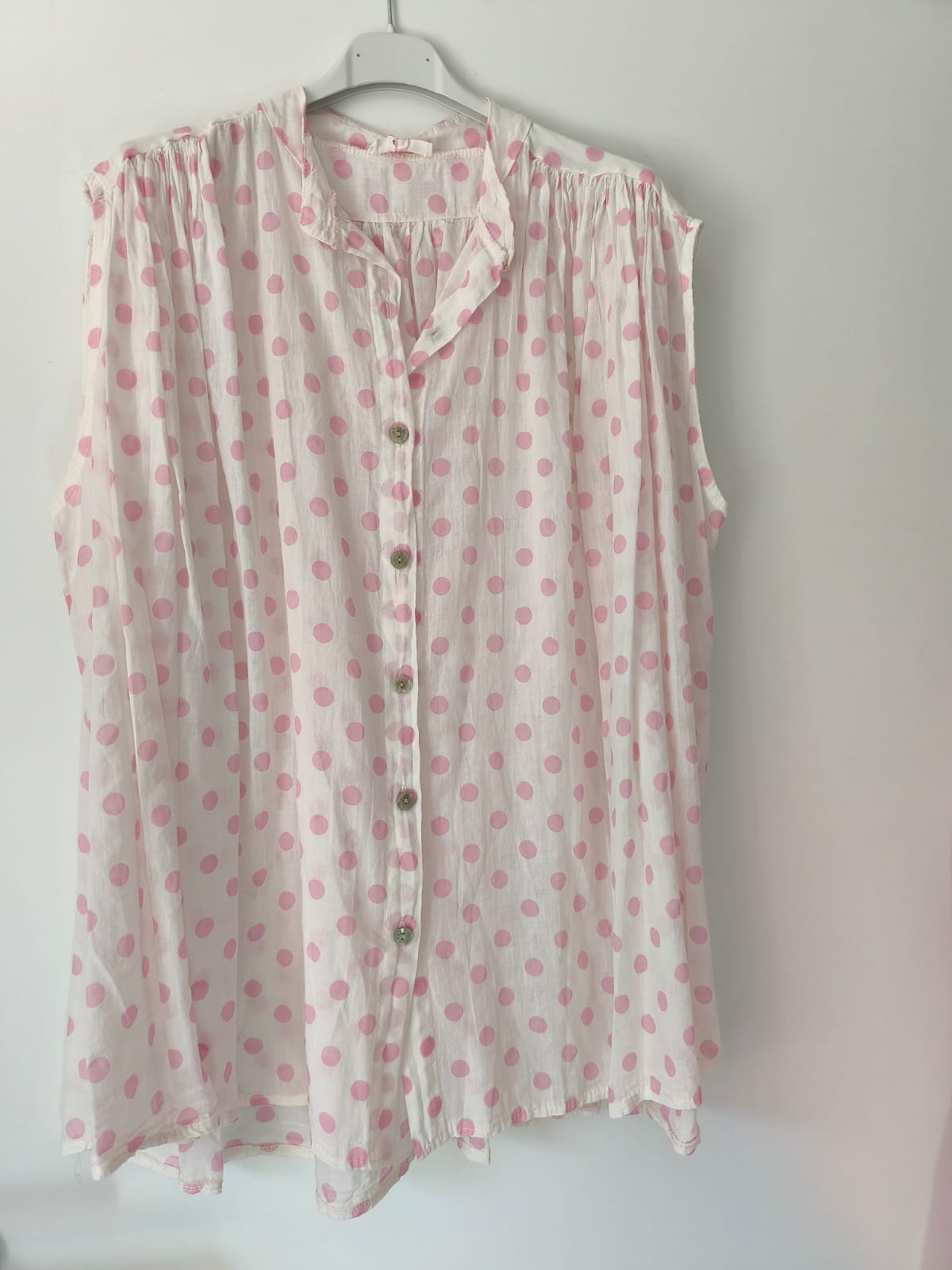 Ärmellose Baumwollbluse mit Punkte