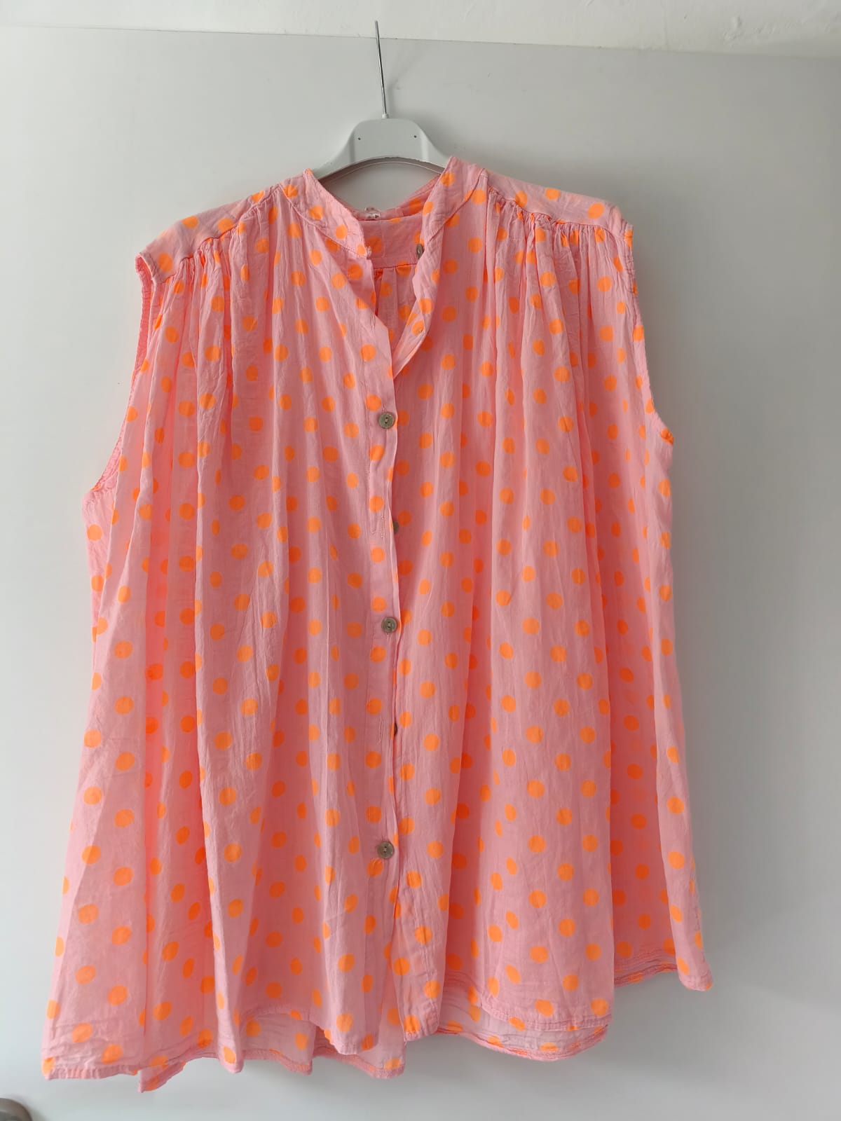 Ärmellose Baumwollbluse mit Punkte