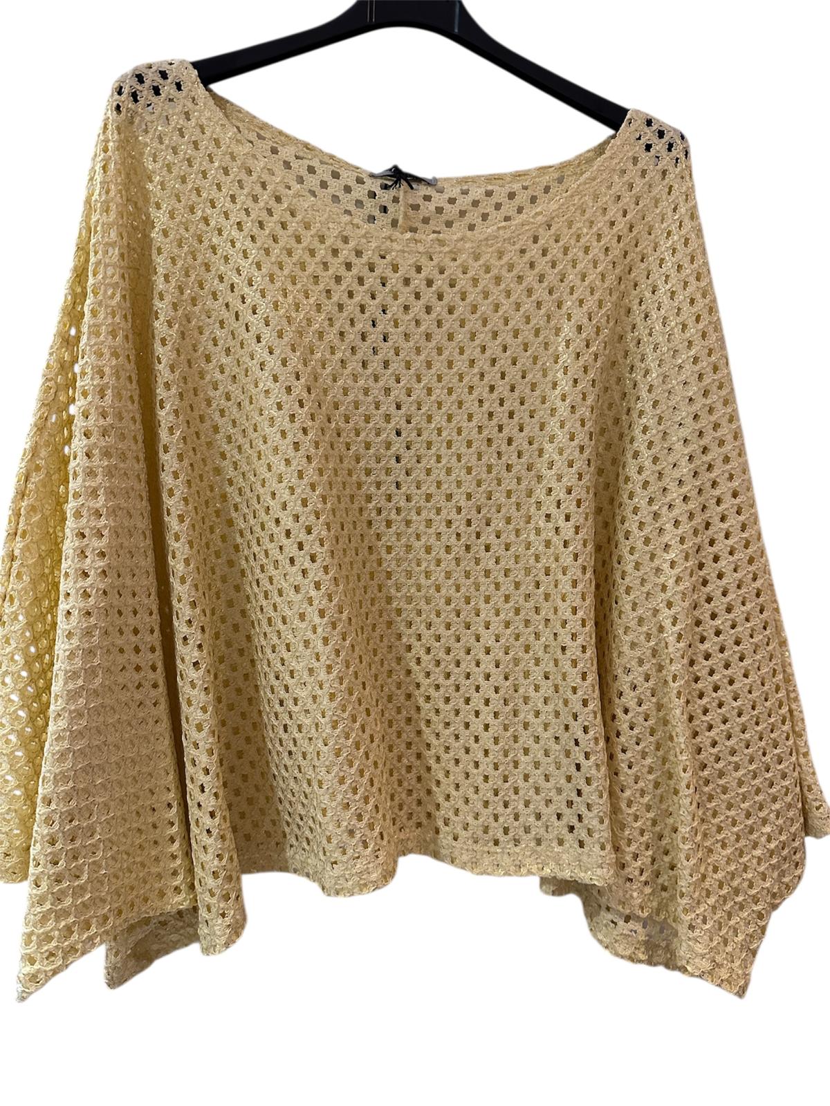 Lochstrick-Poncho mit Dreiviertelarm