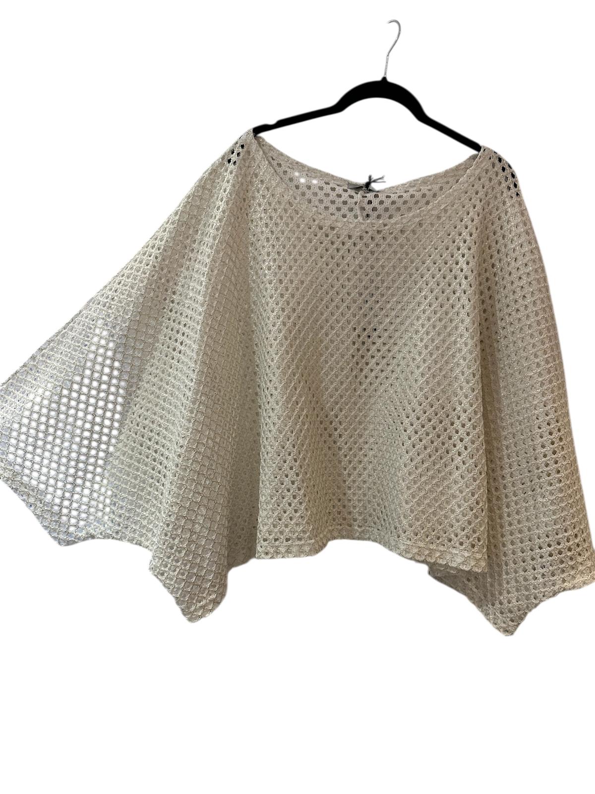 Lochstrick-Poncho mit Dreiviertelarm
