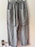 Weite Leinenhose mit aufgesetzten Taschen