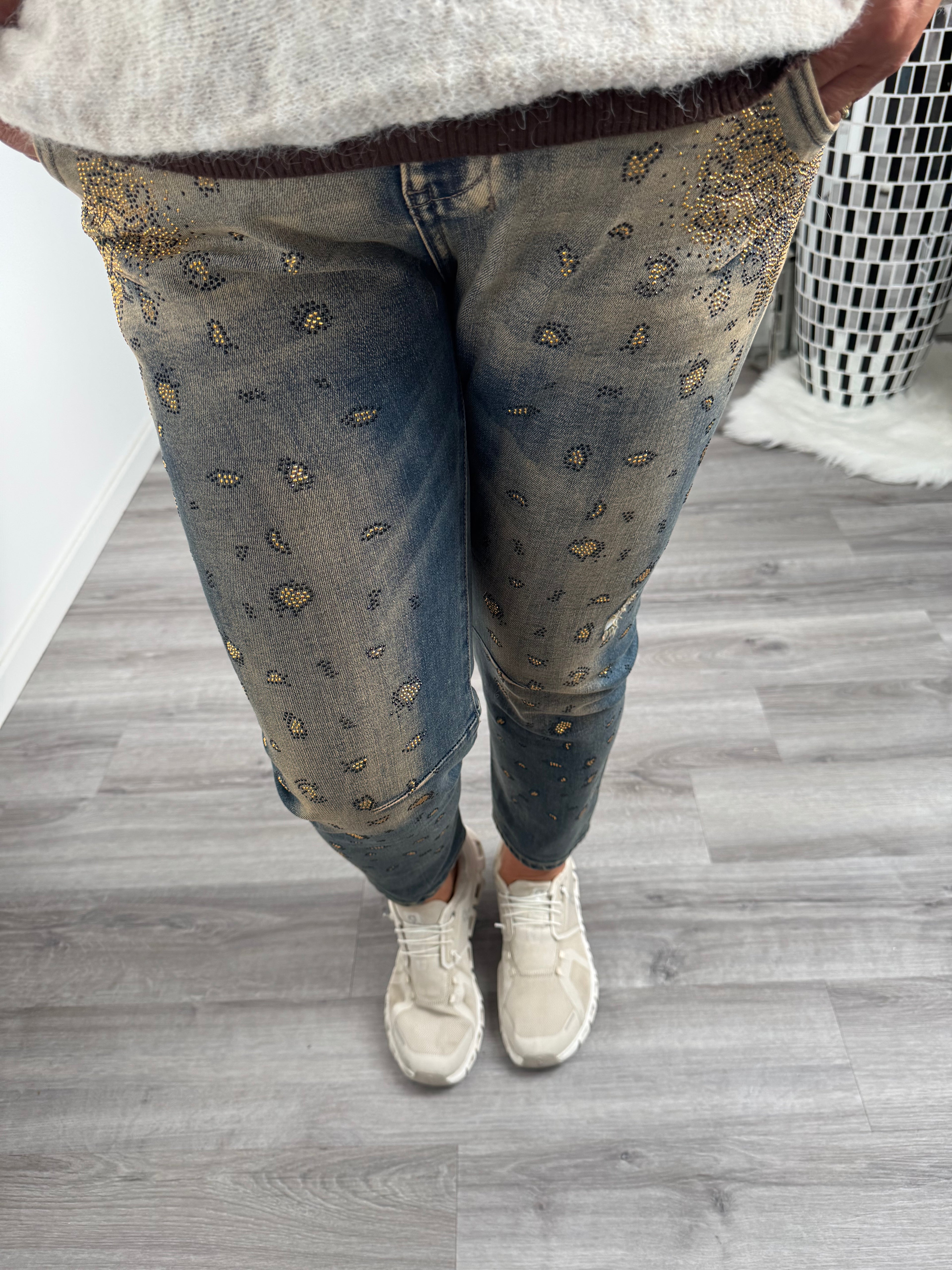 Leo Glam Jeans – Statement Denim mit Glitzersteinen