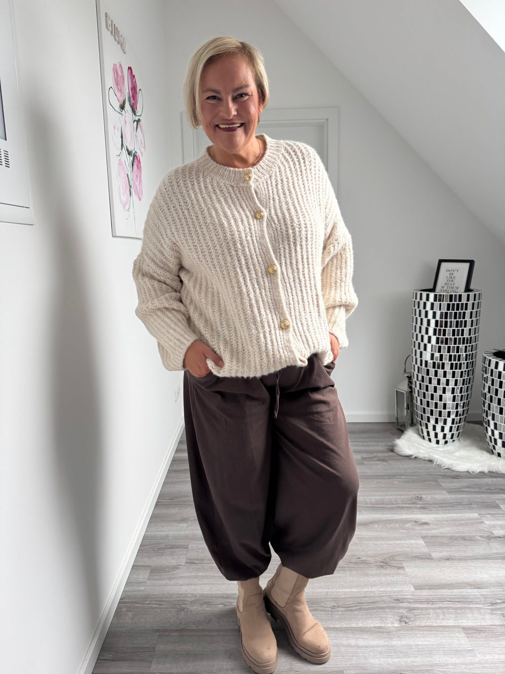 Strickweste mit Goldknöpfen