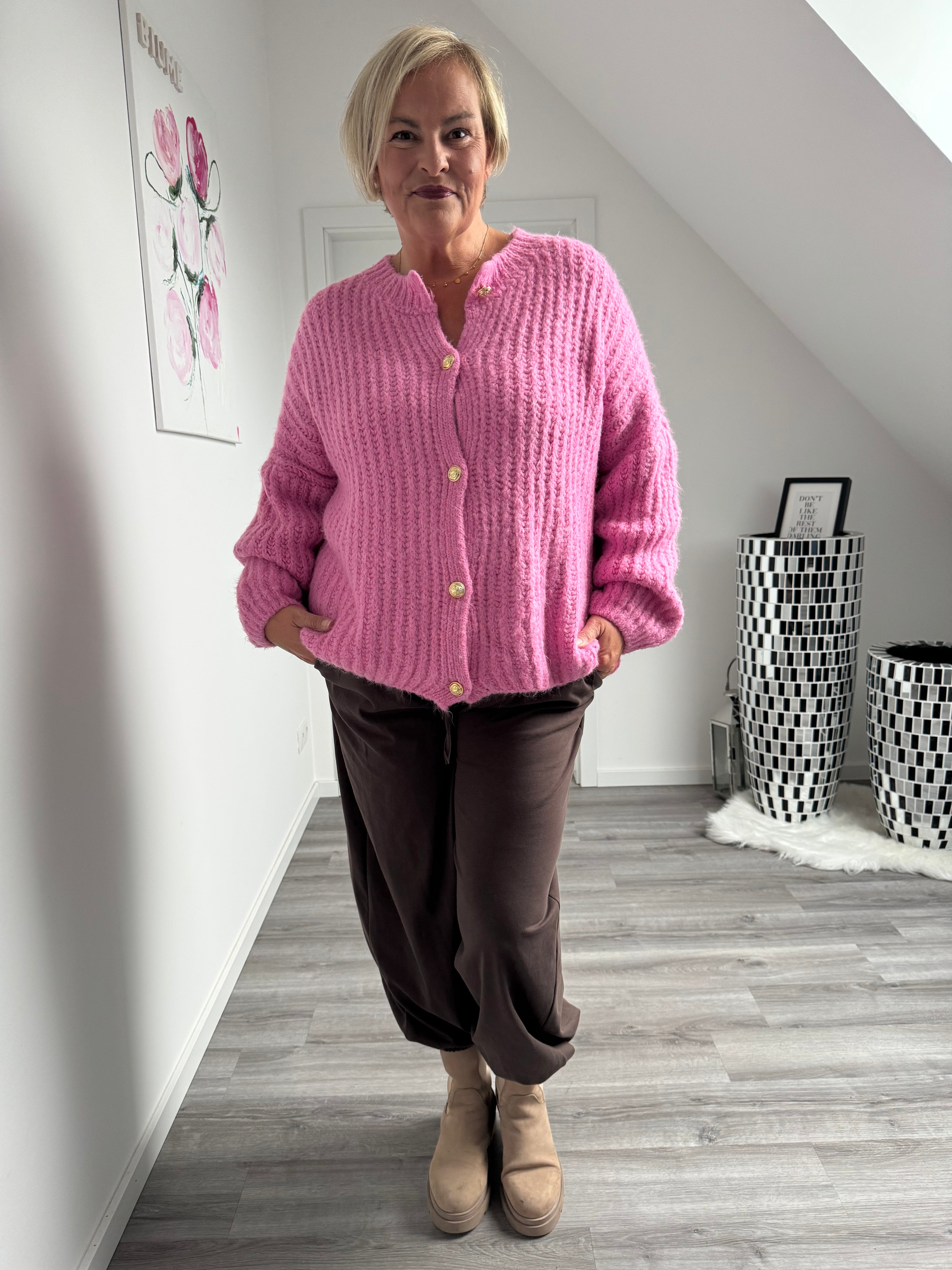 Strickweste mit Goldknöpfen