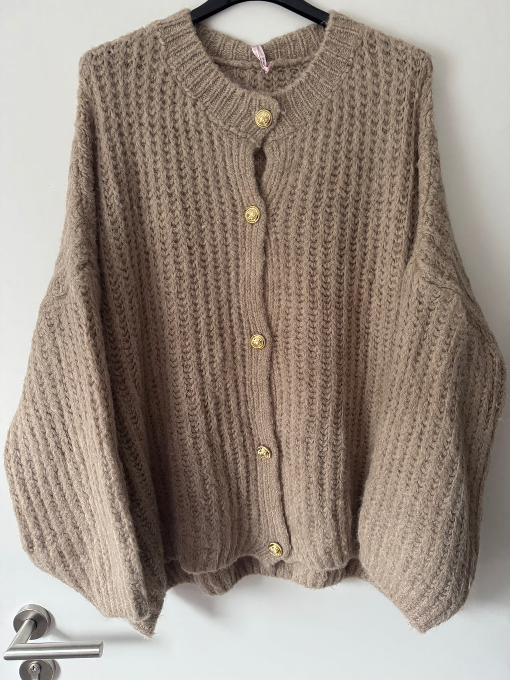 Strickweste mit Goldknöpfen