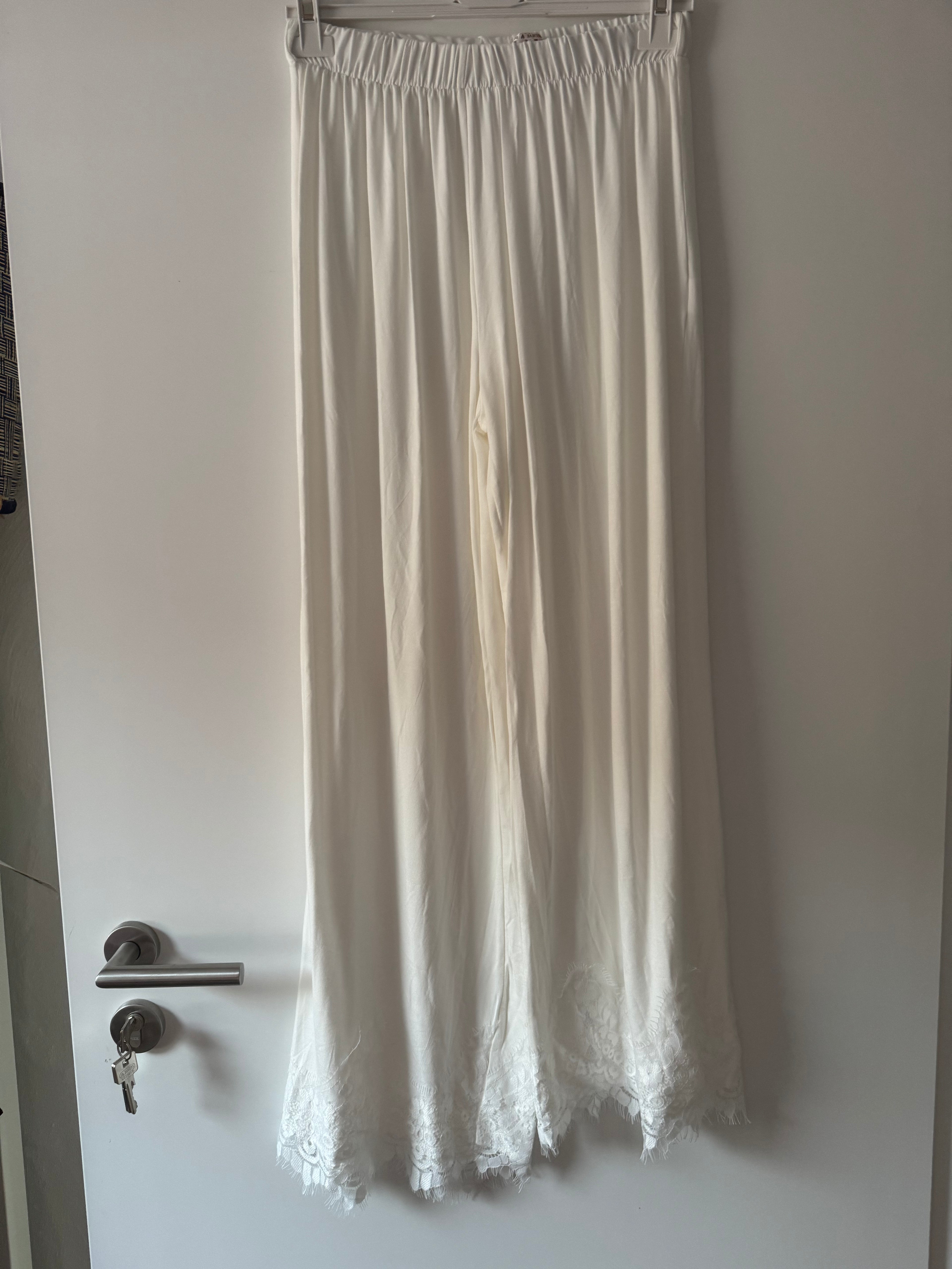 Weite Viskose Hose mit Spitze