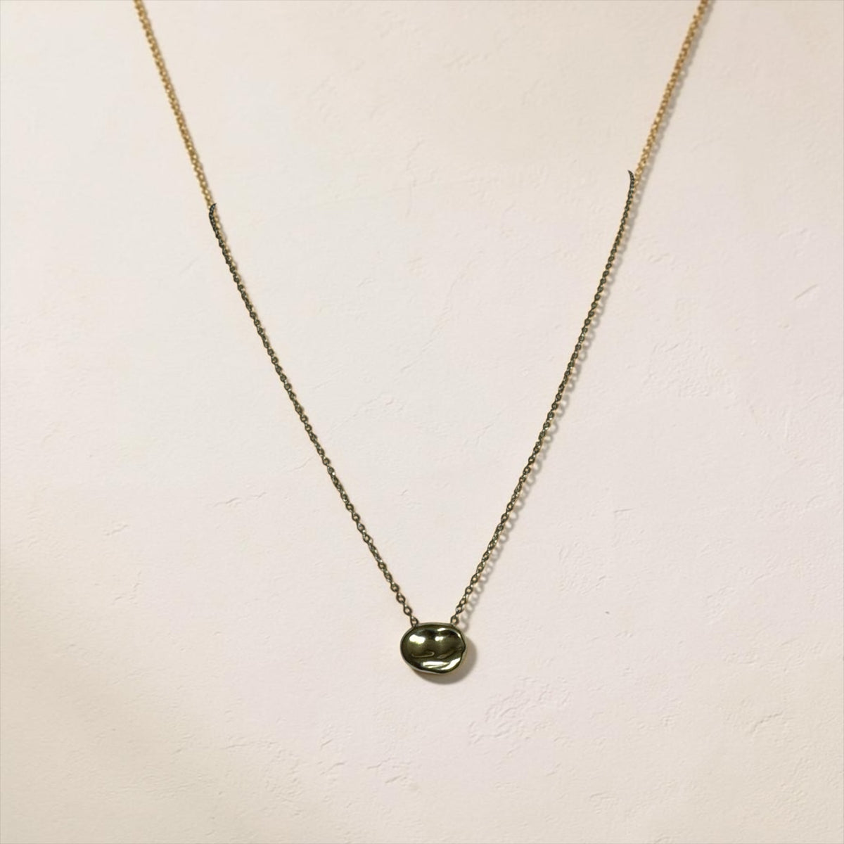 Goldene Edelstahlkette mit gewelltem Anhänger