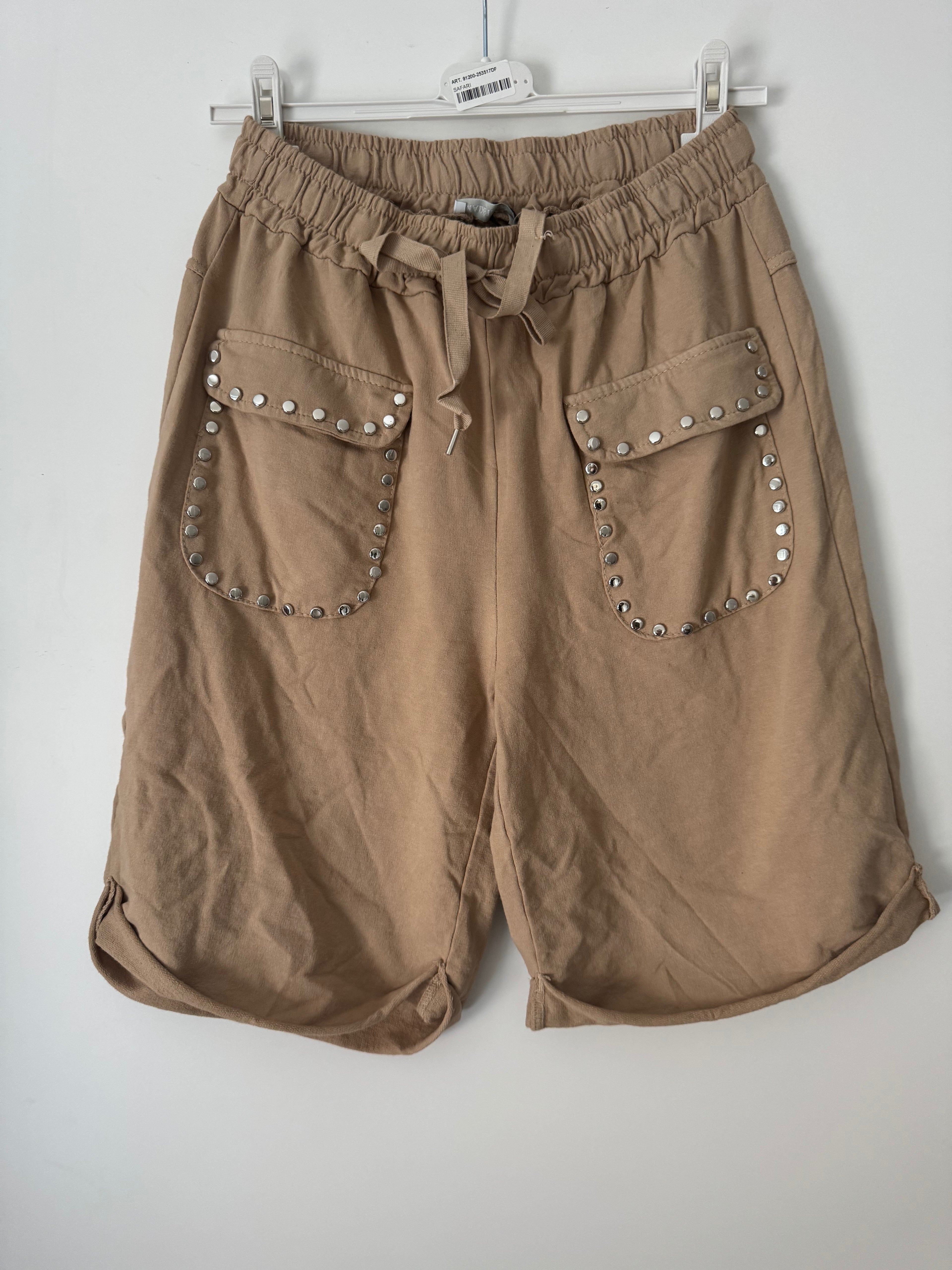 Shorts mit Nieten