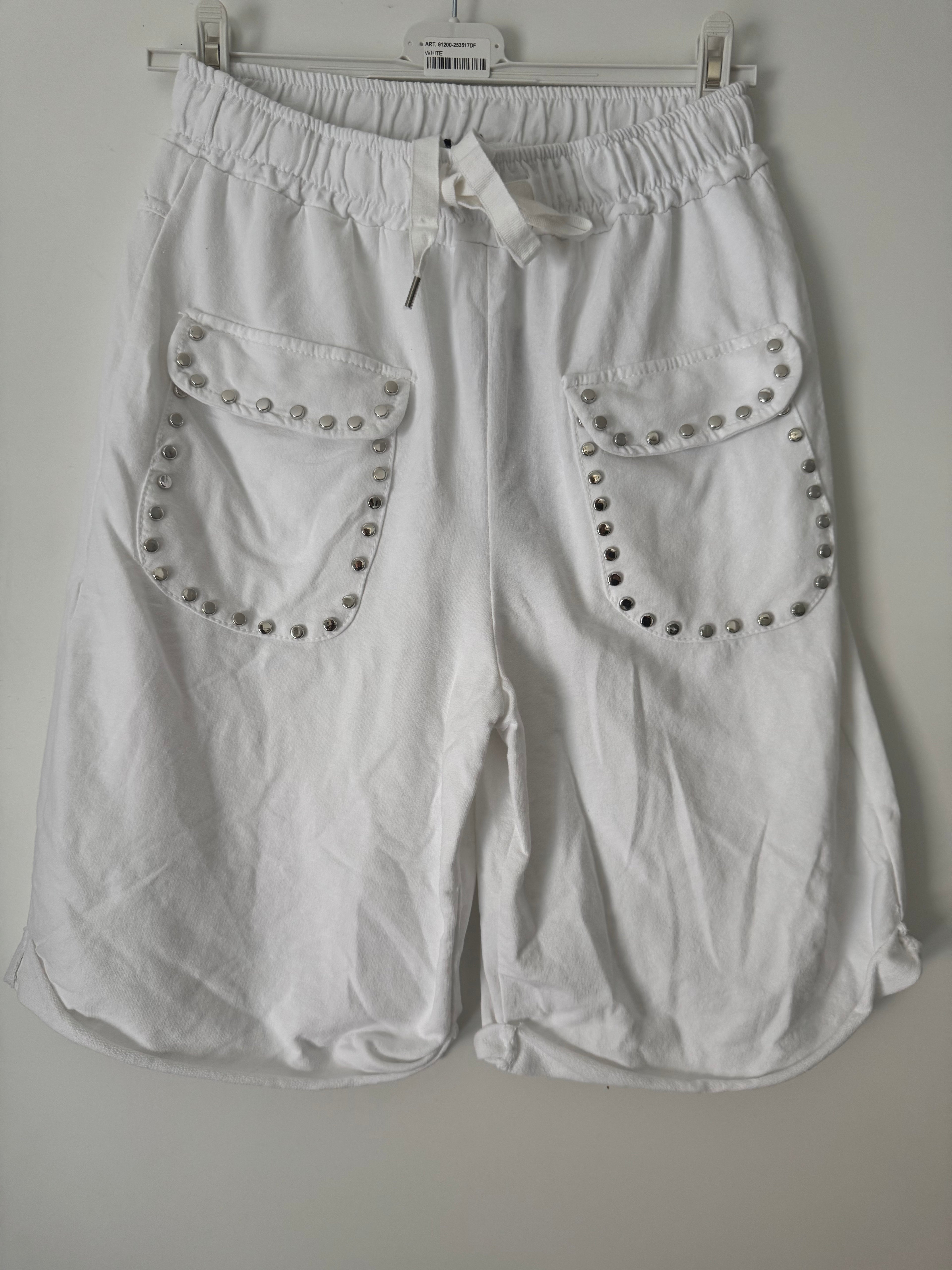 Shorts mit Nieten