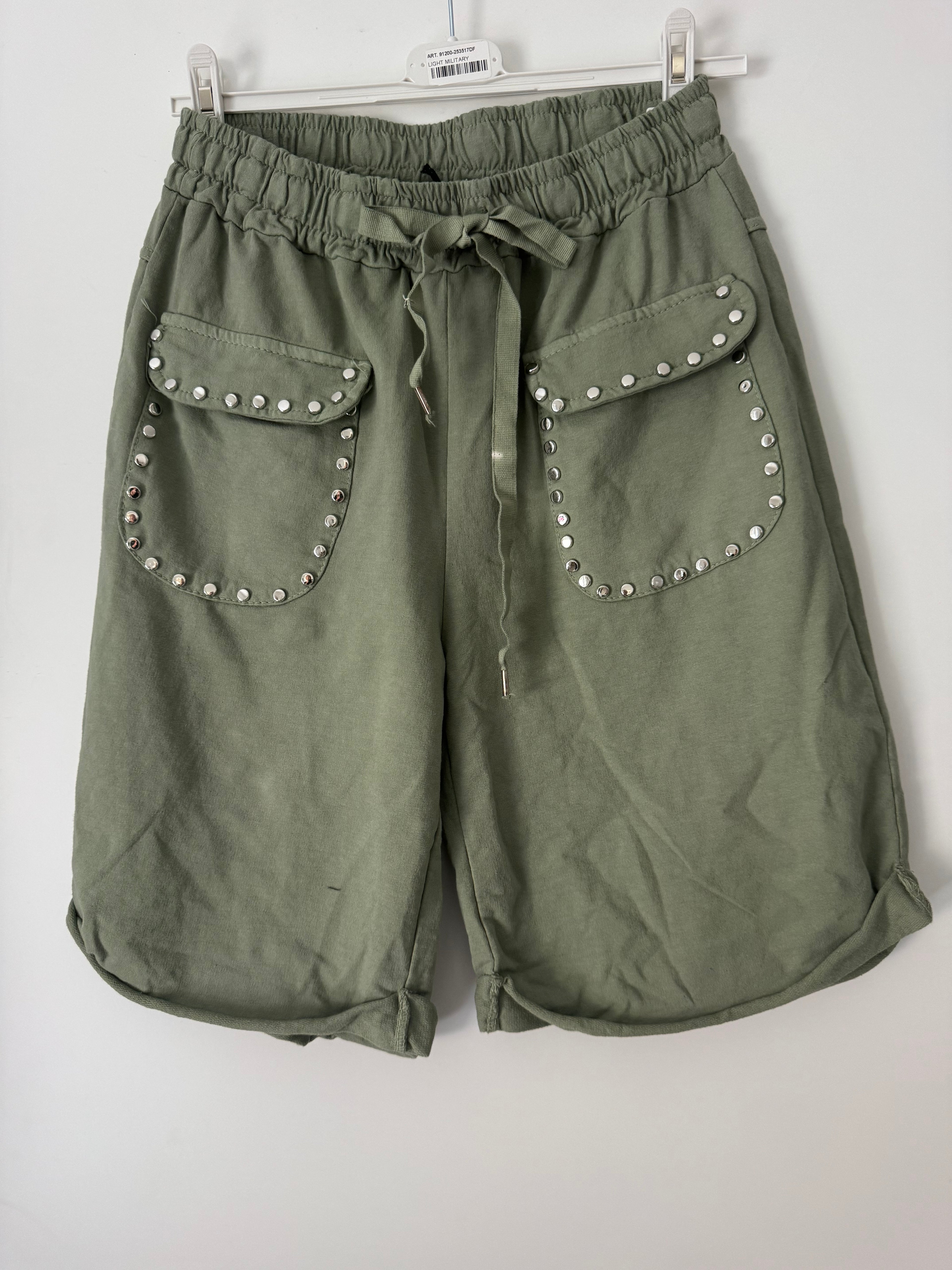 Shorts mit Nieten