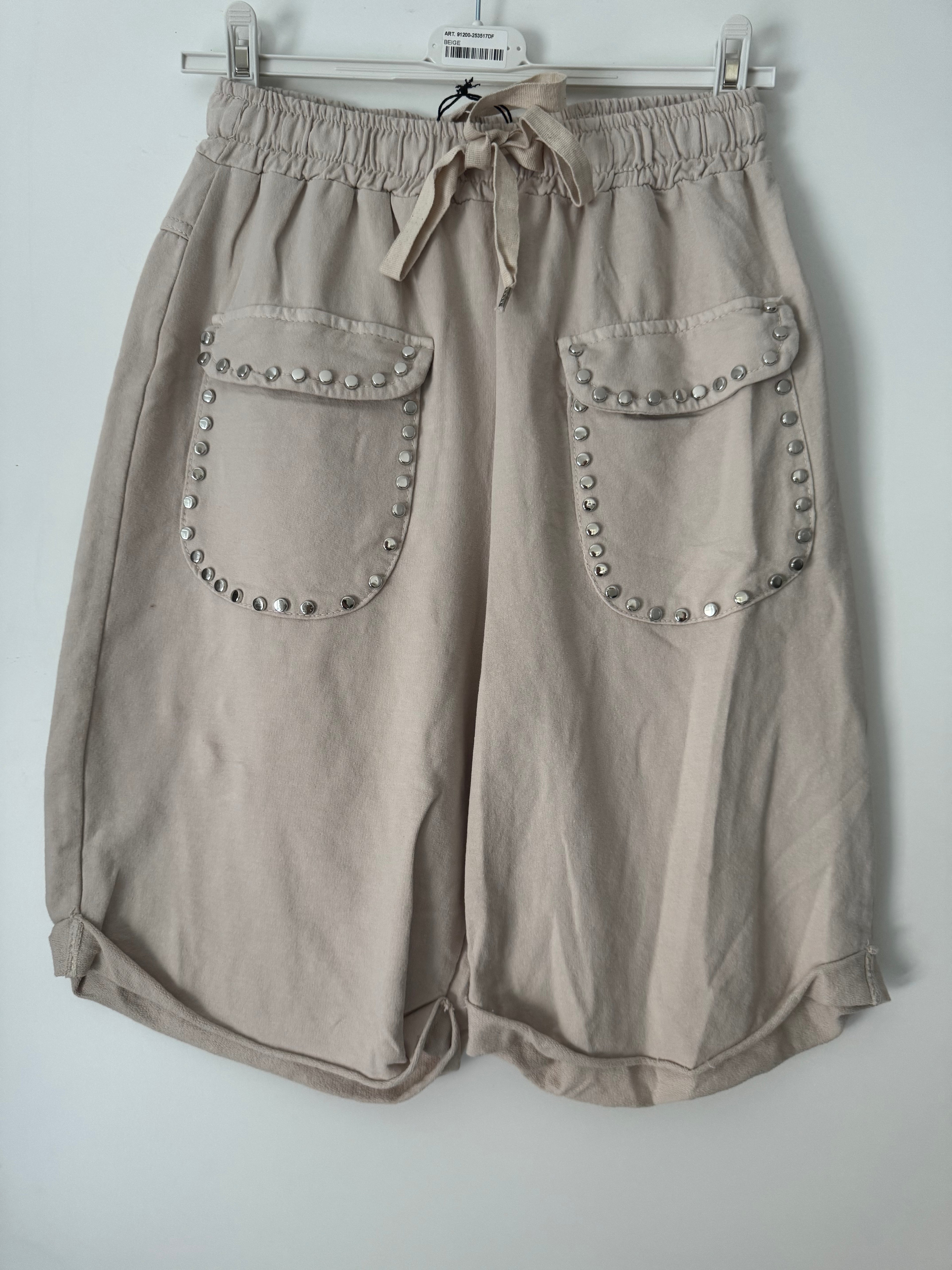 Shorts mit Nieten