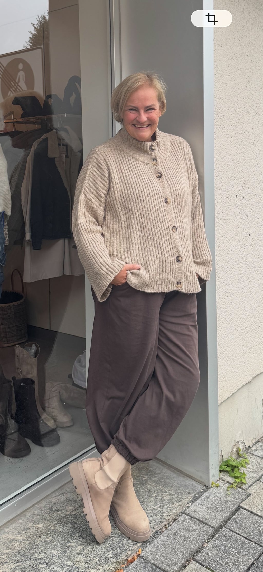 Strickjacke in Kastenform mit weitern Ärmeln
