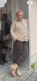 Strickjacke in Kastenform mit weitern Ärmeln