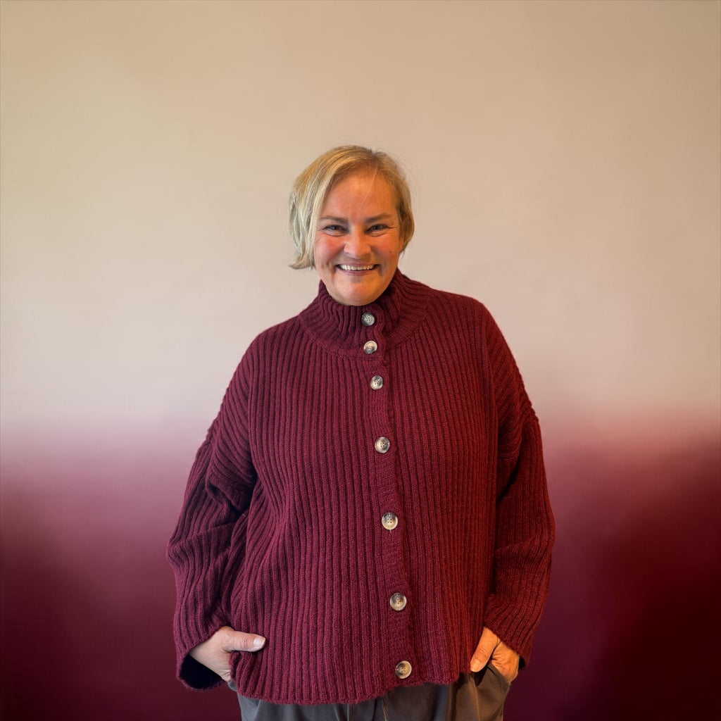 Strickjacke in Kastenform mit weitern Ärmeln