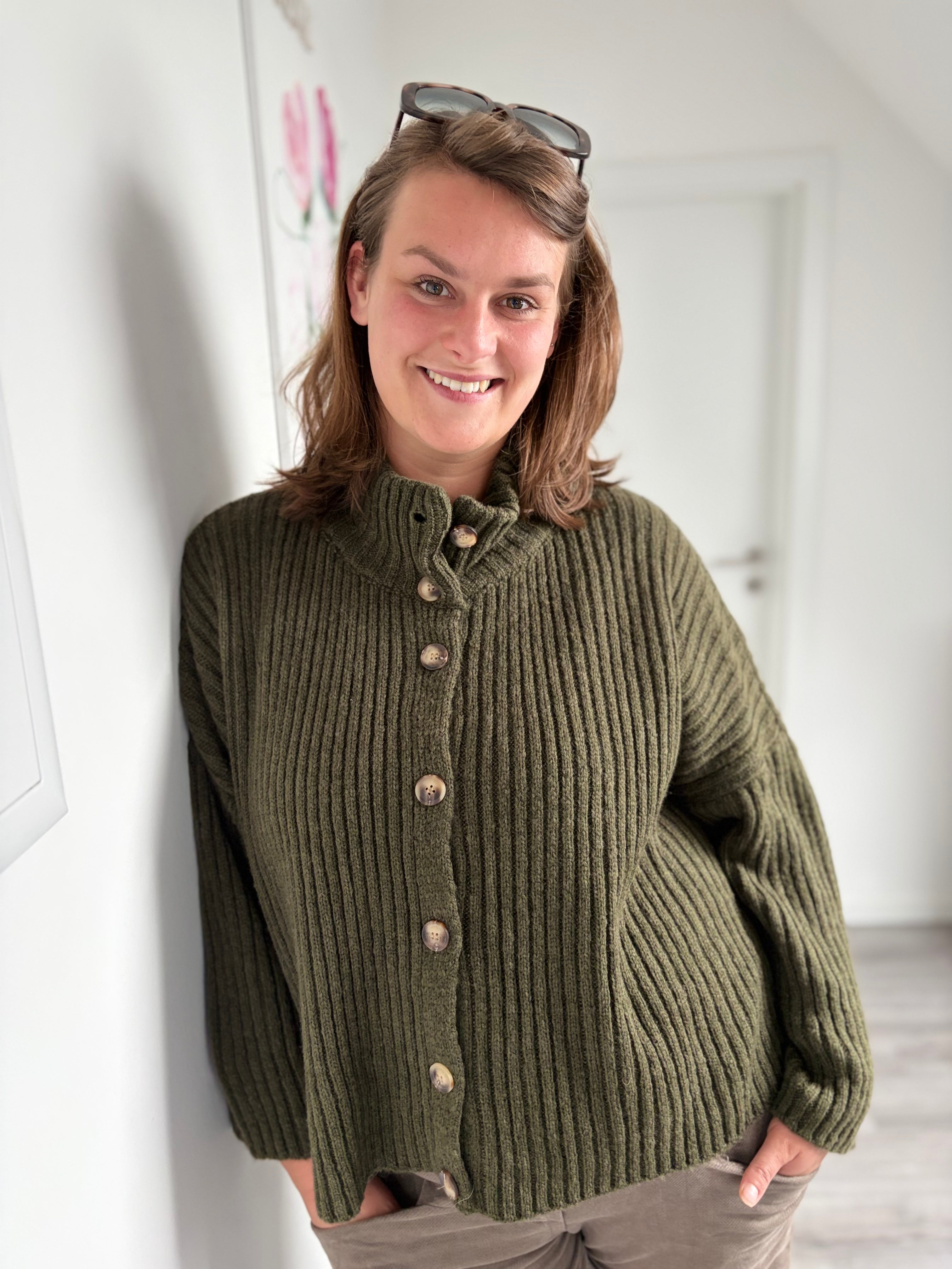 Strickjacke in Kastenform mit weiteren Ärmeln