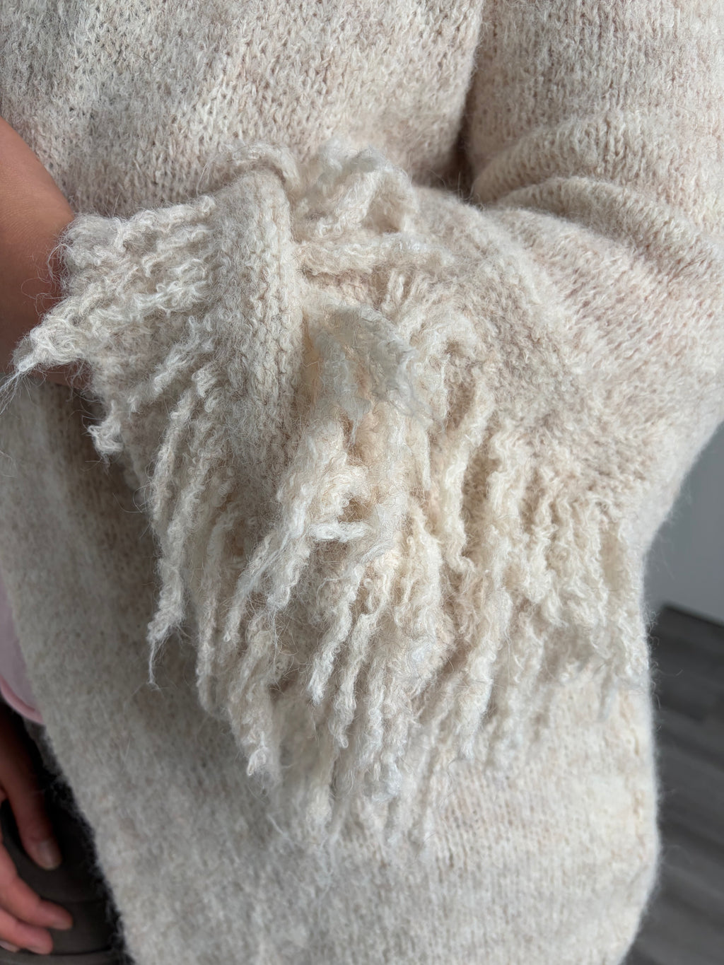 Strickjacke mit Fransenärmeln