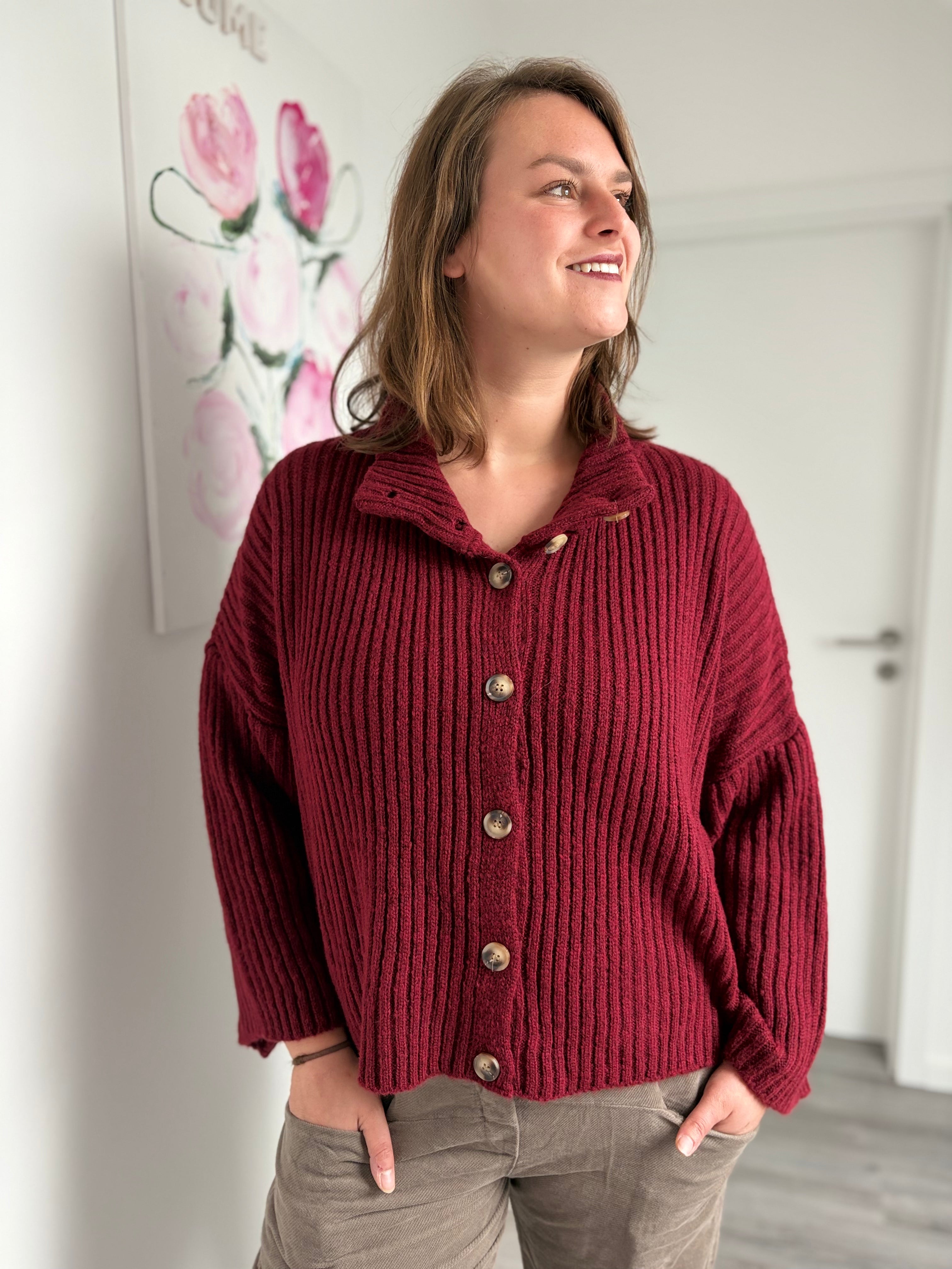 Strickjacke in Kastenform mit weiteren Ärmeln