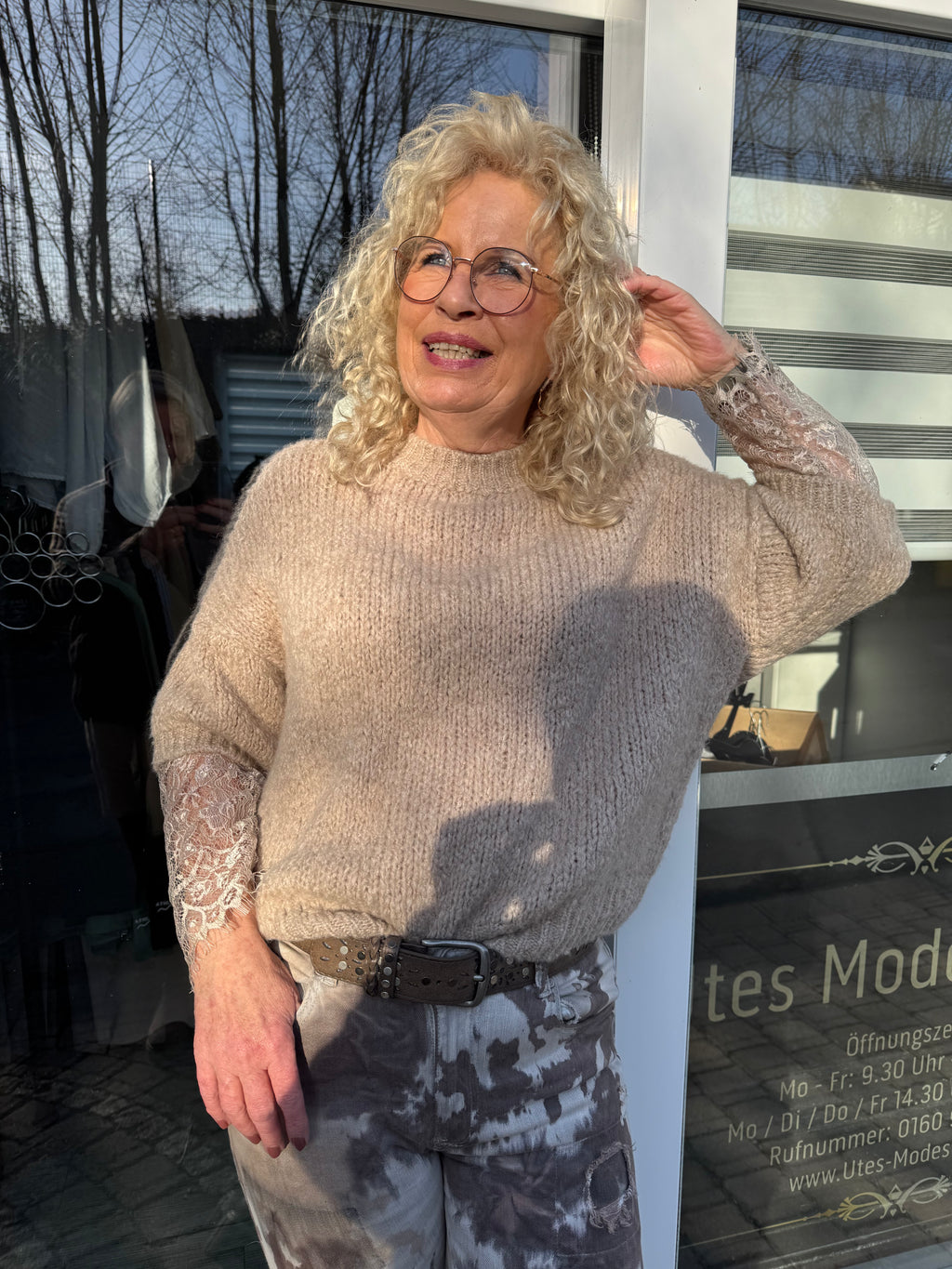 Strickpulli mit Spitzeneinsatz