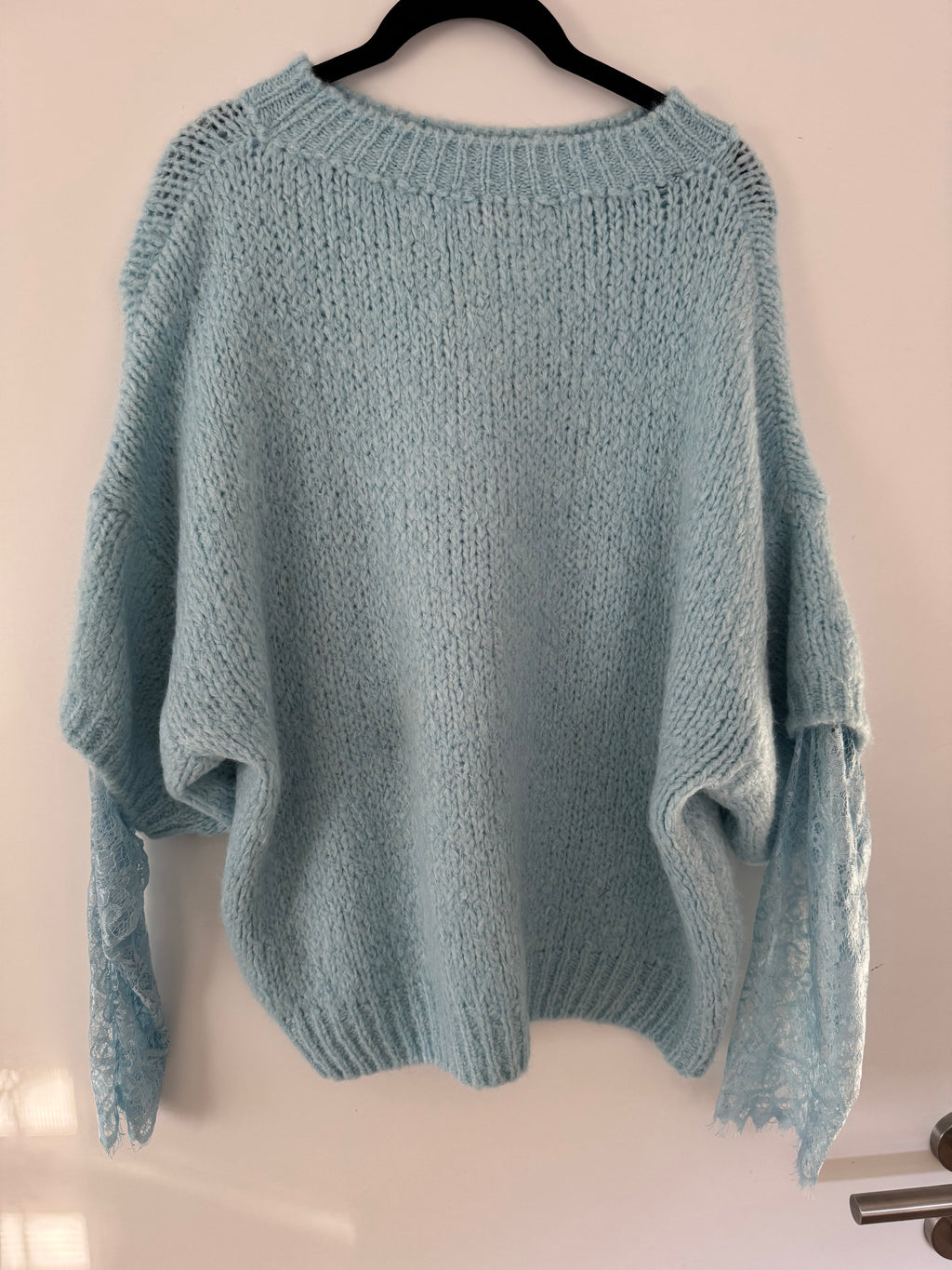 Strickpulli mit Spitzeneinsatz